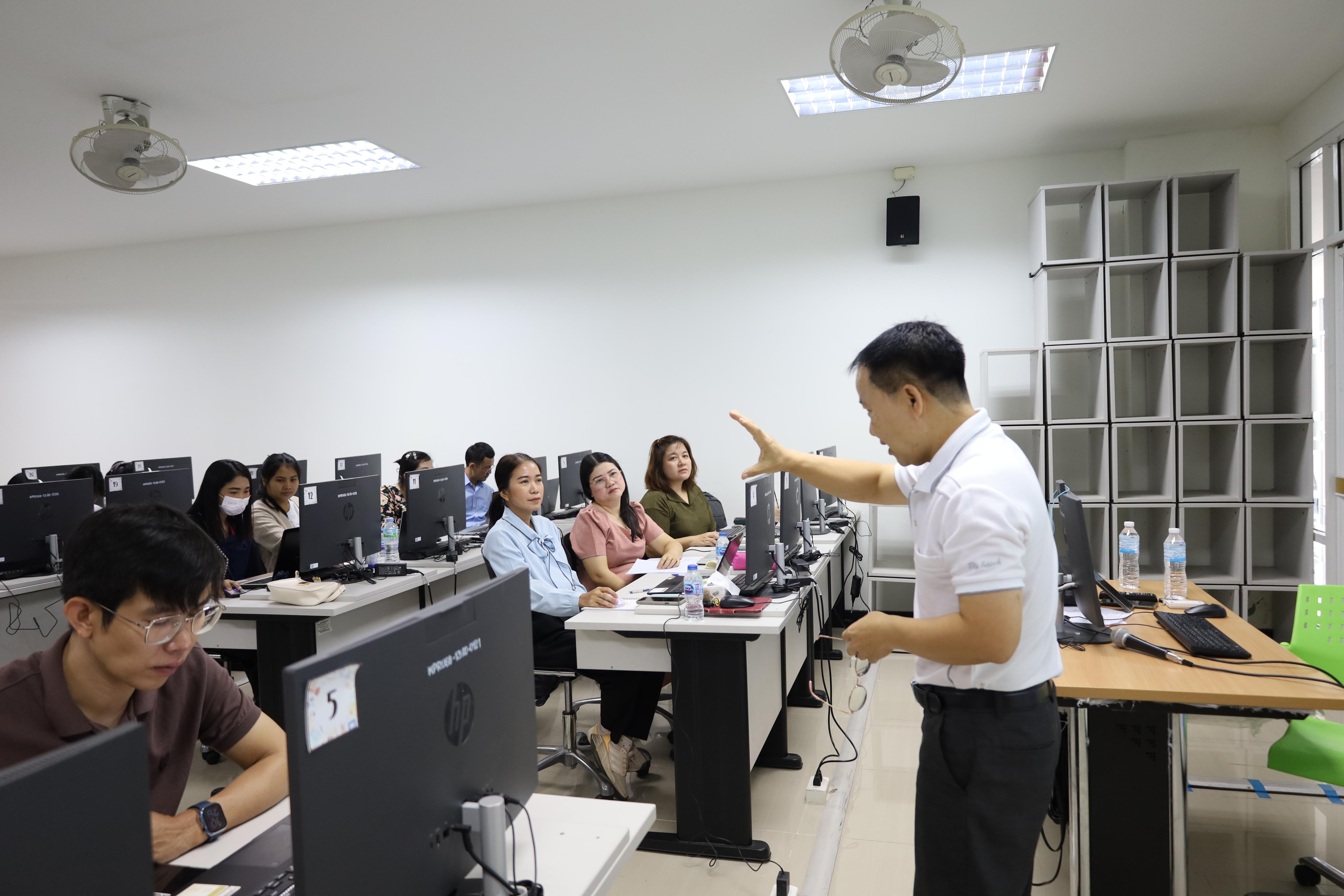 28. กิจกรรมอบรมหลักสูตรระยะสั้น (Non-degree) การพัฒนาสมรรถนะครูภาษาอังกฤษด้วย Generative AI
