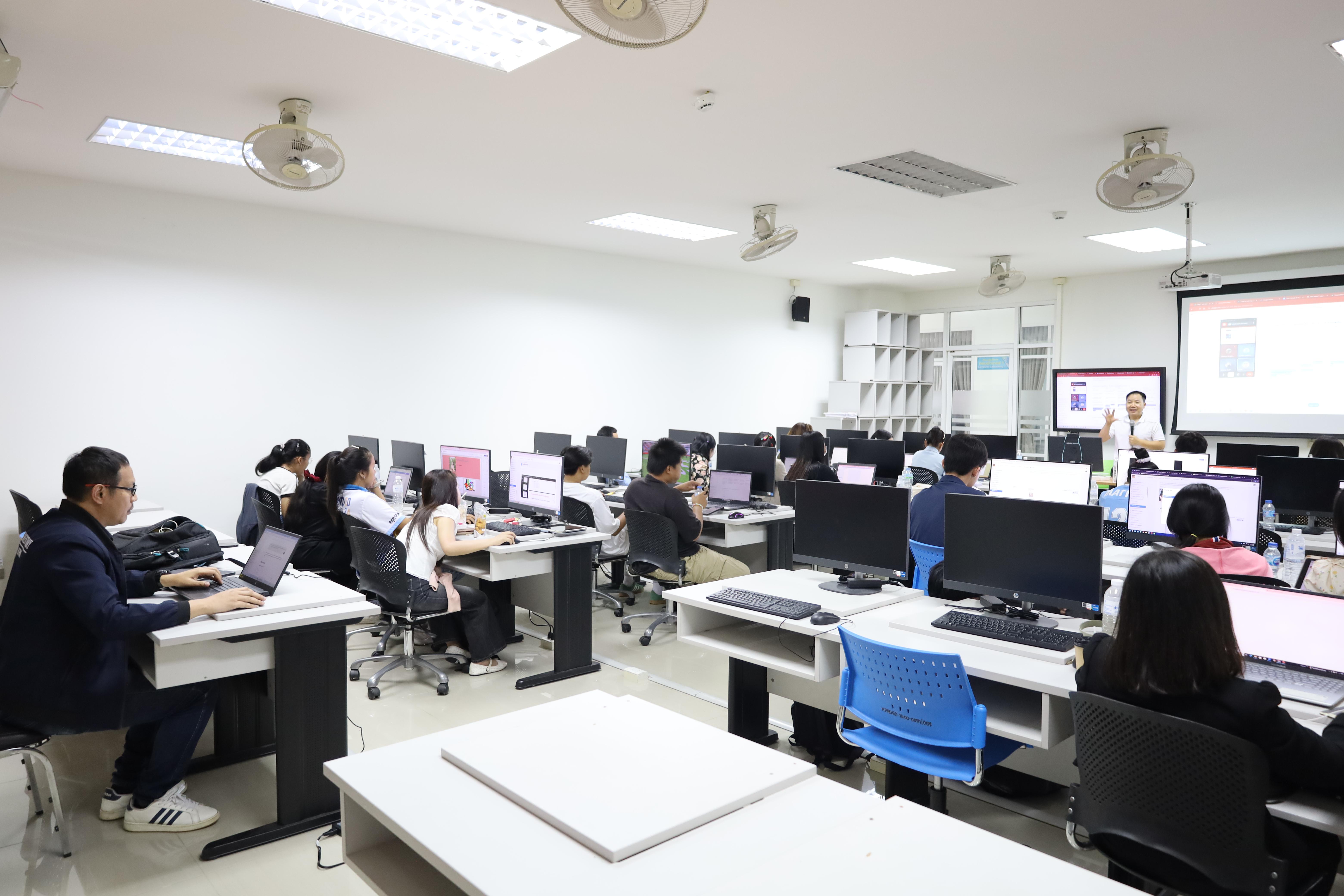 32. กิจกรรมอบรมหลักสูตรระยะสั้น (Non-degree) การพัฒนาสมรรถนะครูภาษาอังกฤษด้วย Generative AI