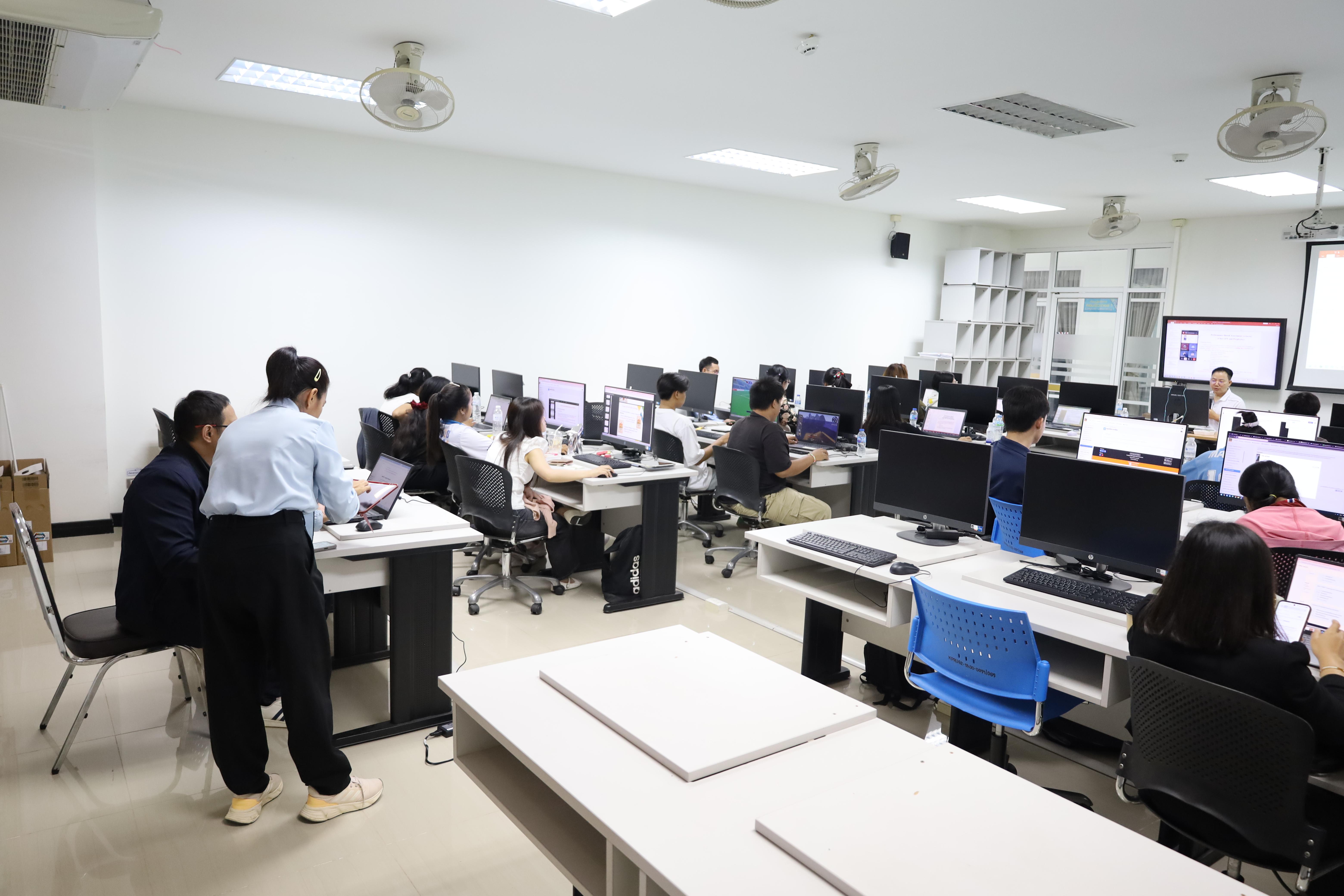 35. กิจกรรมอบรมหลักสูตรระยะสั้น (Non-degree) การพัฒนาสมรรถนะครูภาษาอังกฤษด้วย Generative AI