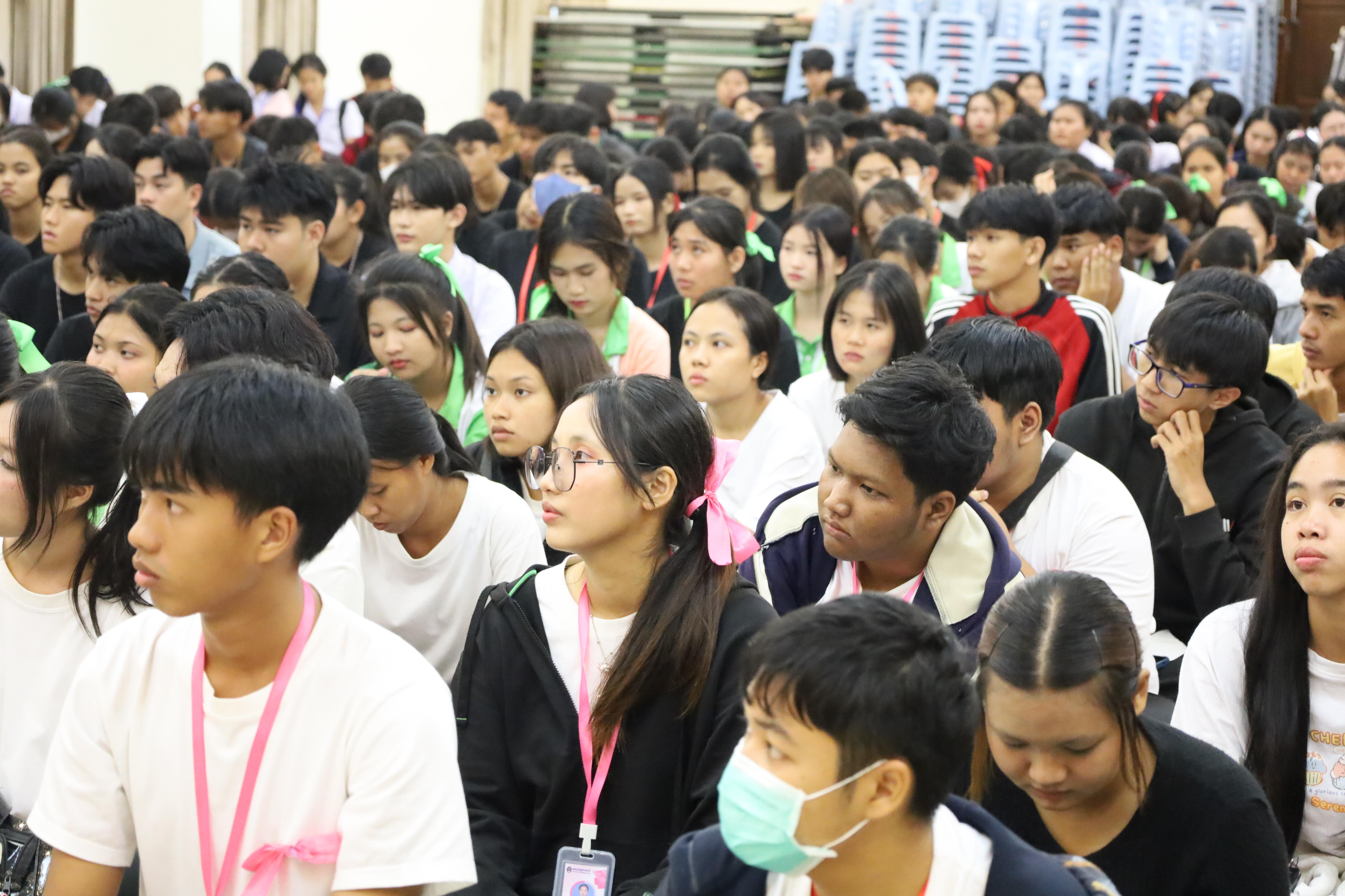 9. พบปะคณะผู้บริหารและการชี้แจงการสอบกลางภาคให้กับนักศึกษาชั้นปีที่ 1