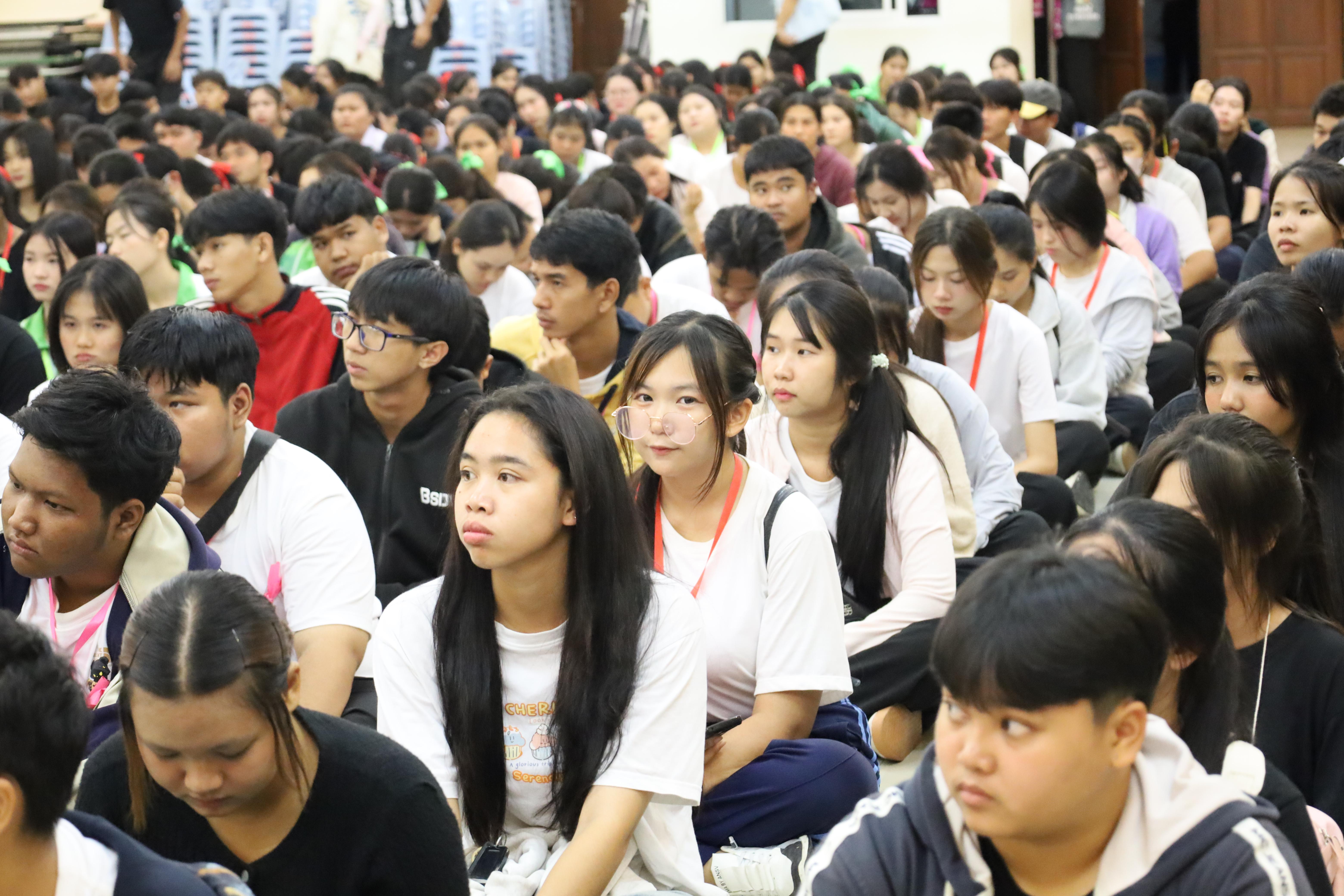 11. พบปะคณะผู้บริหารและการชี้แจงการสอบกลางภาคให้กับนักศึกษาชั้นปีที่ 1