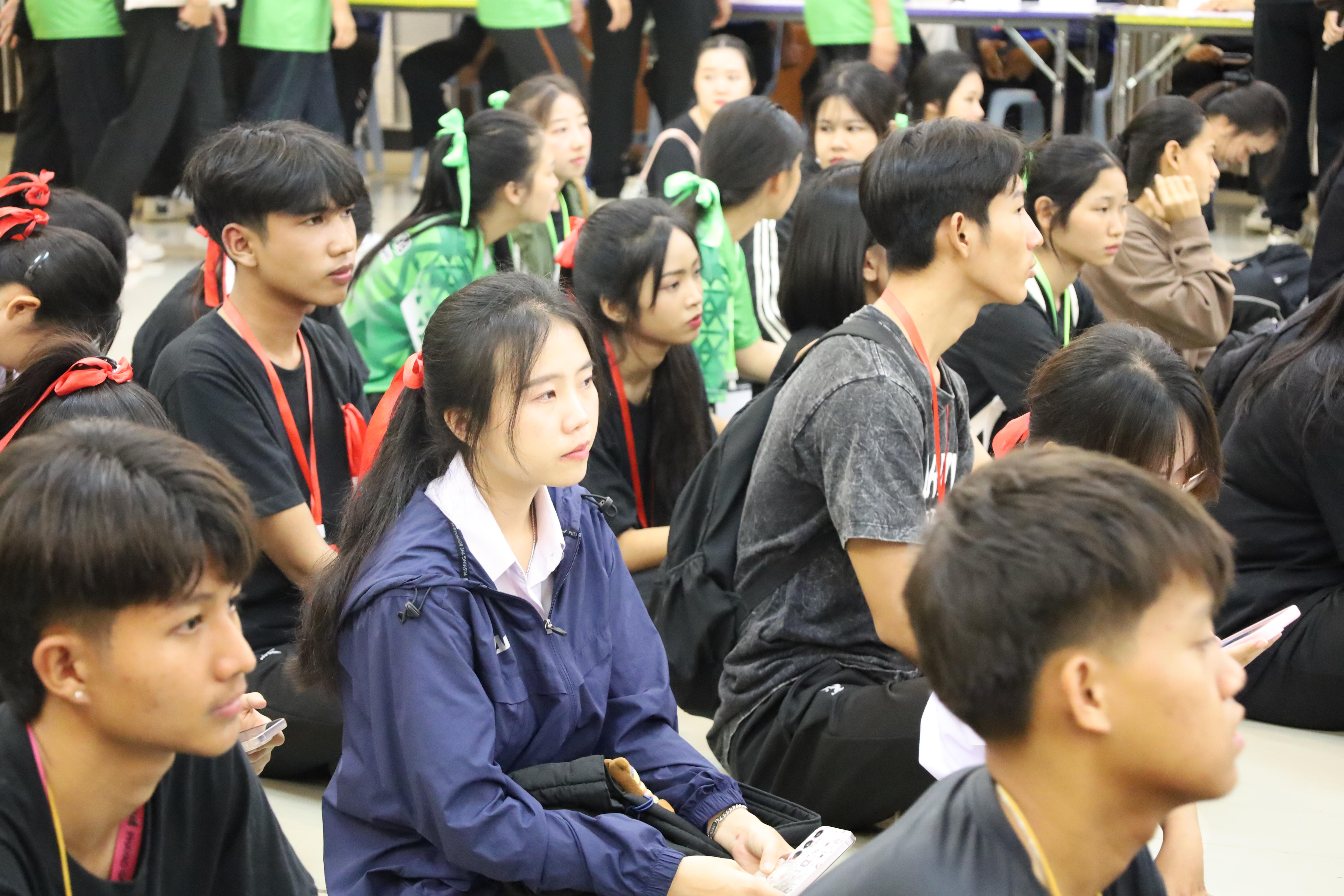 16. พบปะคณะผู้บริหารและการชี้แจงการสอบกลางภาคให้กับนักศึกษาชั้นปีที่ 1