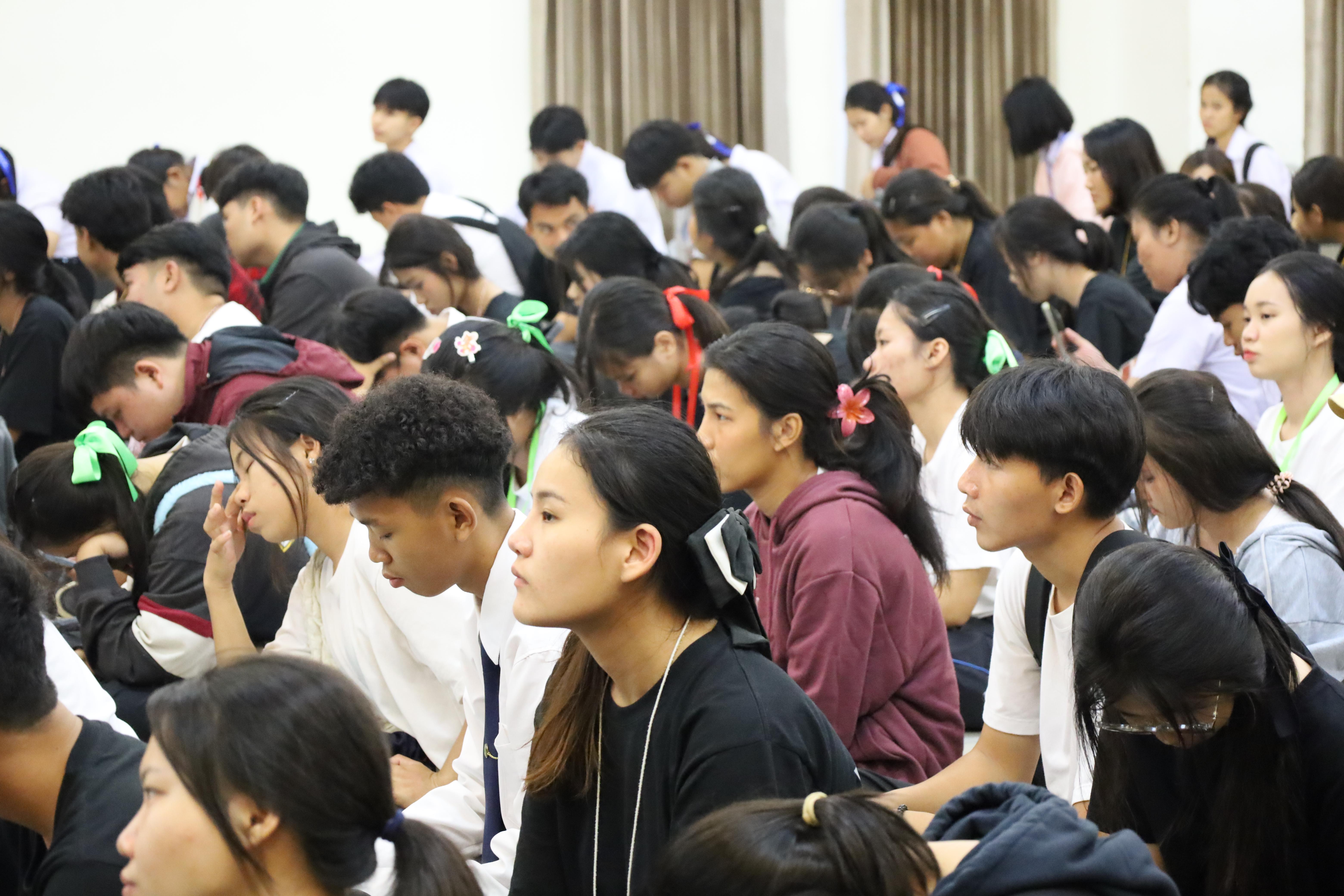 24. พบปะคณะผู้บริหารและการชี้แจงการสอบกลางภาคให้กับนักศึกษาชั้นปีที่ 1