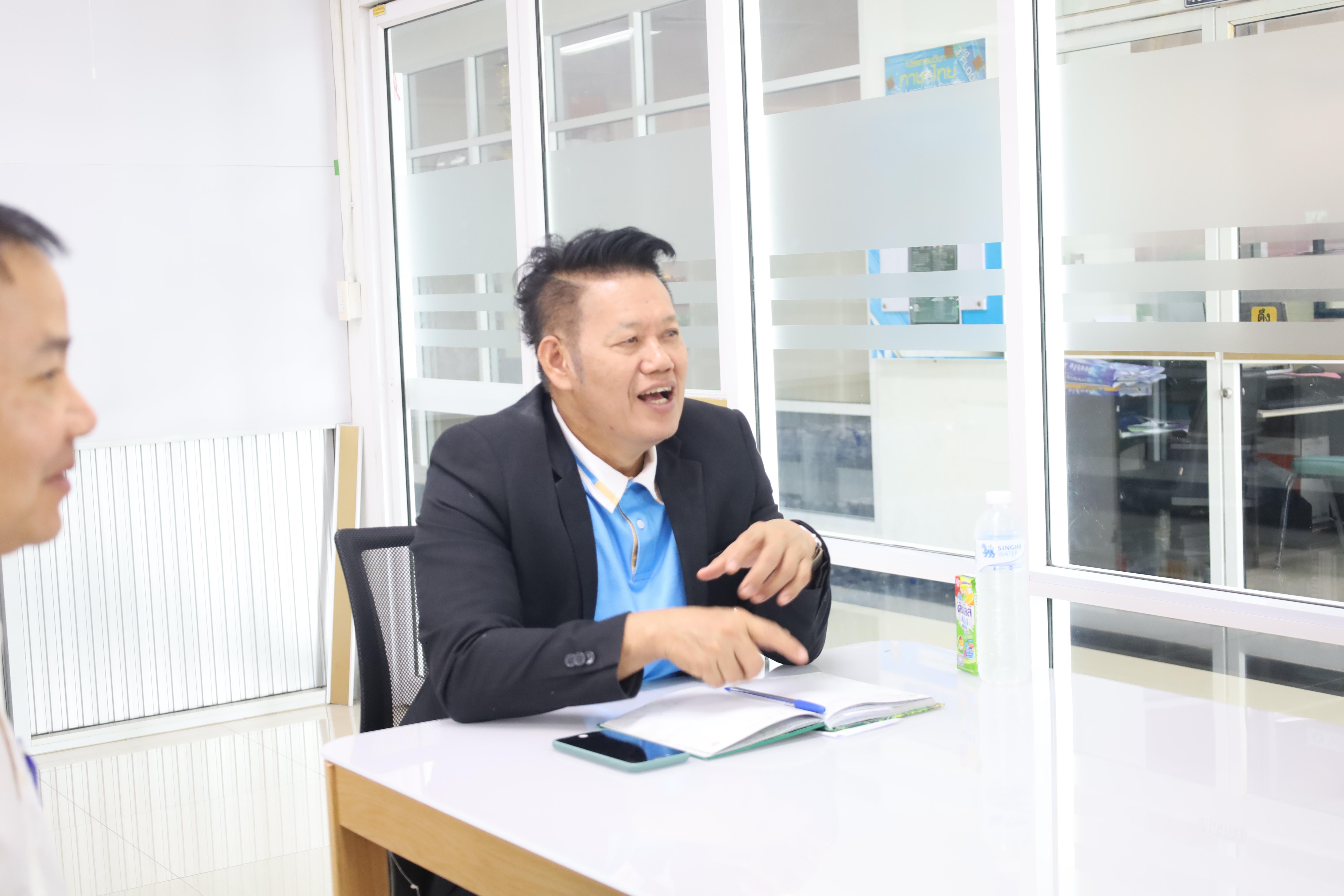 10. คณบดีพบปะอาจารย์ประจำโปรแกรมวิชาภาษาอังกฤษ
