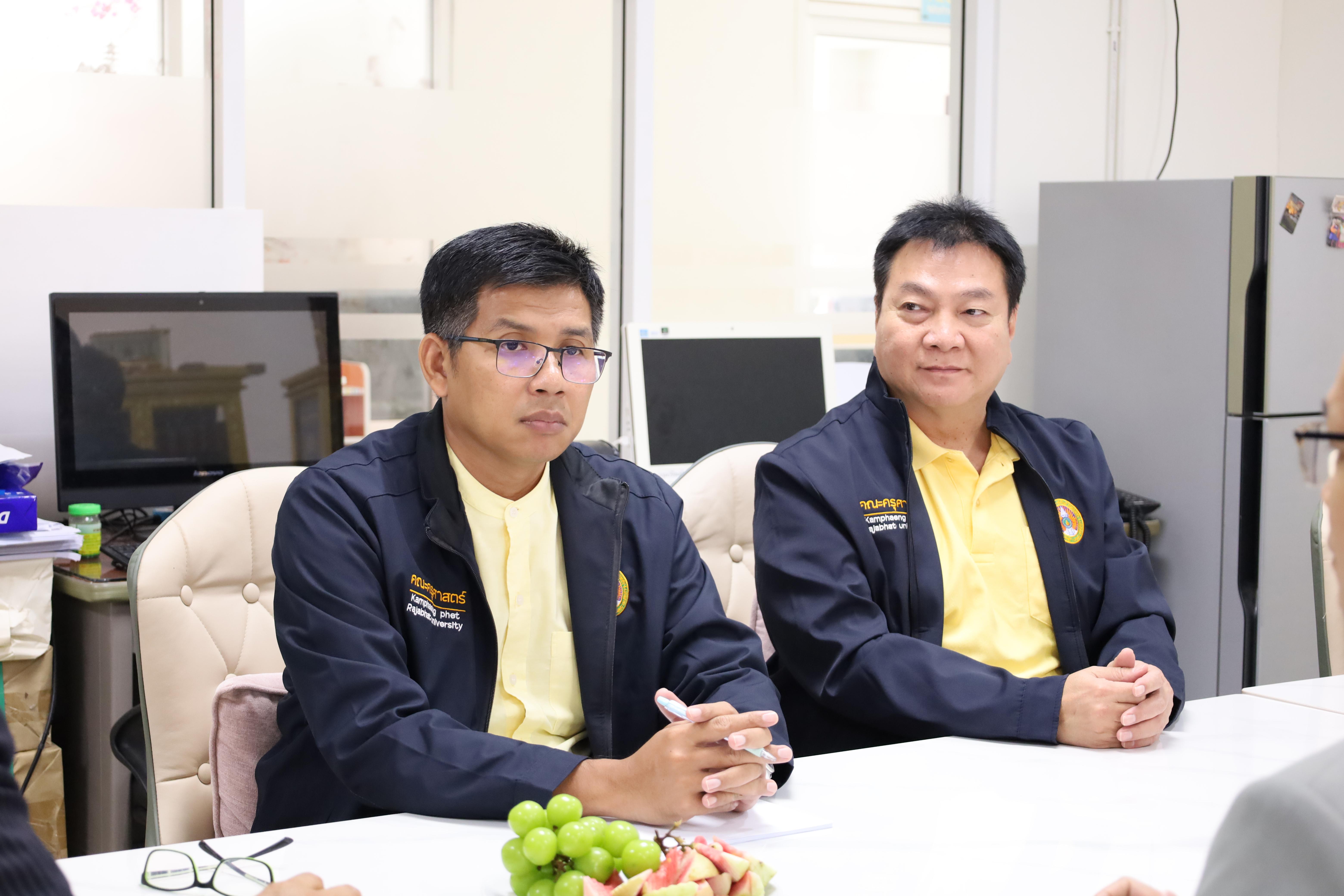 5. คณบดีพบปะอาจารย์ประจำโปรแกรมวิชาสังคมศึกษา