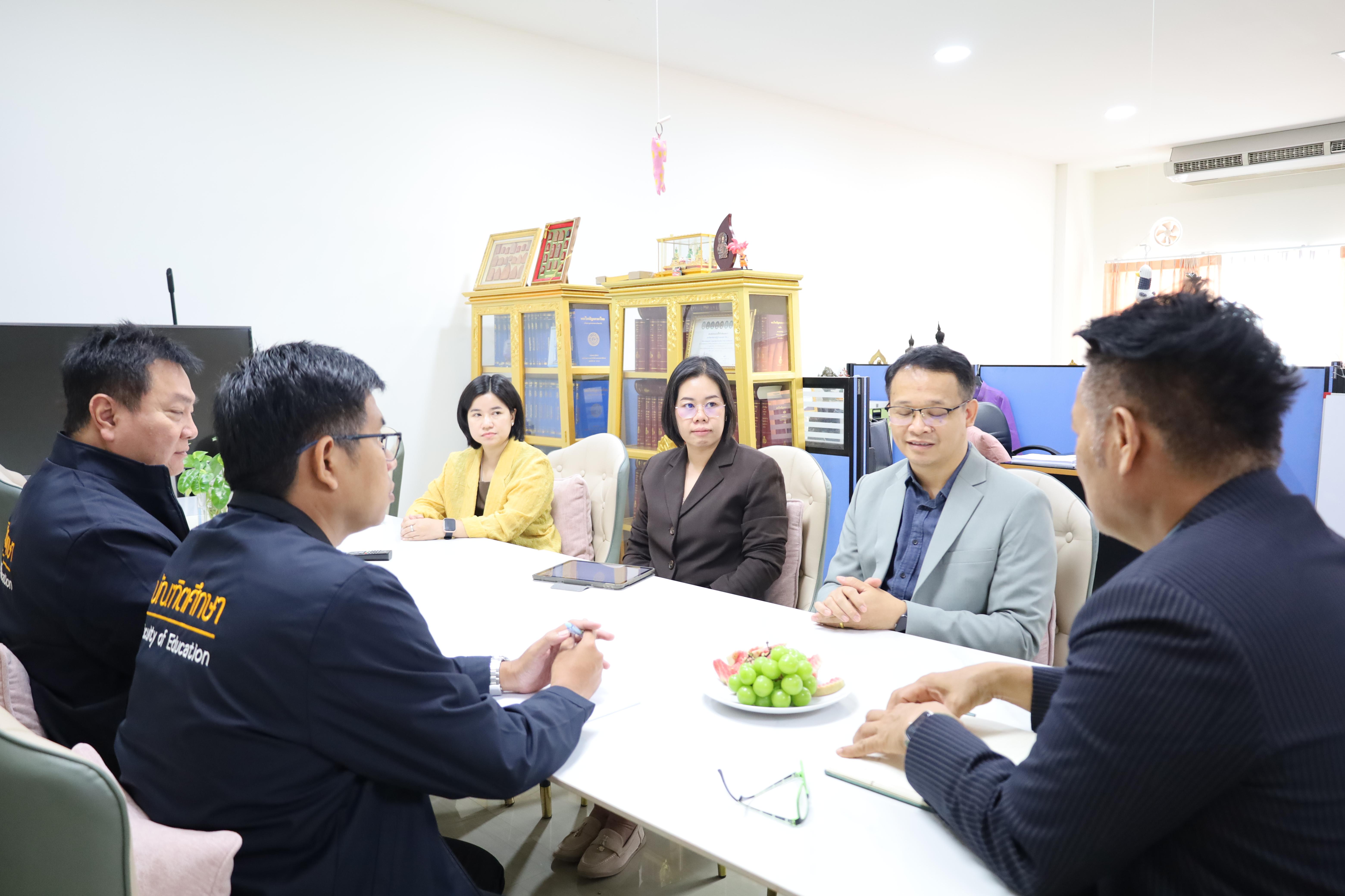 7. คณบดีพบปะอาจารย์ประจำโปรแกรมวิชาสังคมศึกษา