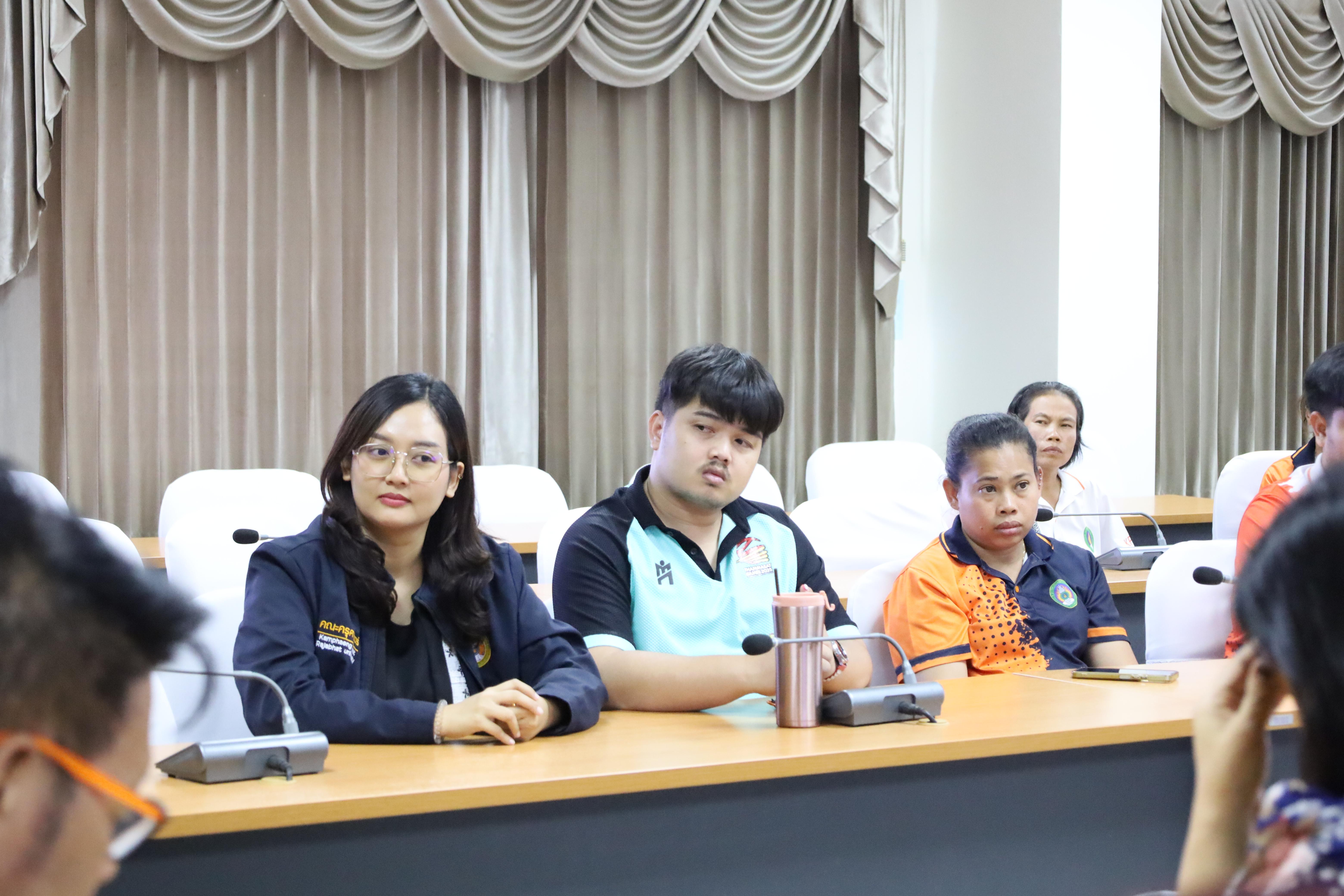 10. ประชุมชี้แจงหลักเกณฑ์การต่อสัญญาจ้างเจ้าหน้าที่และนักการภารโรงคณะครุศาสตร์