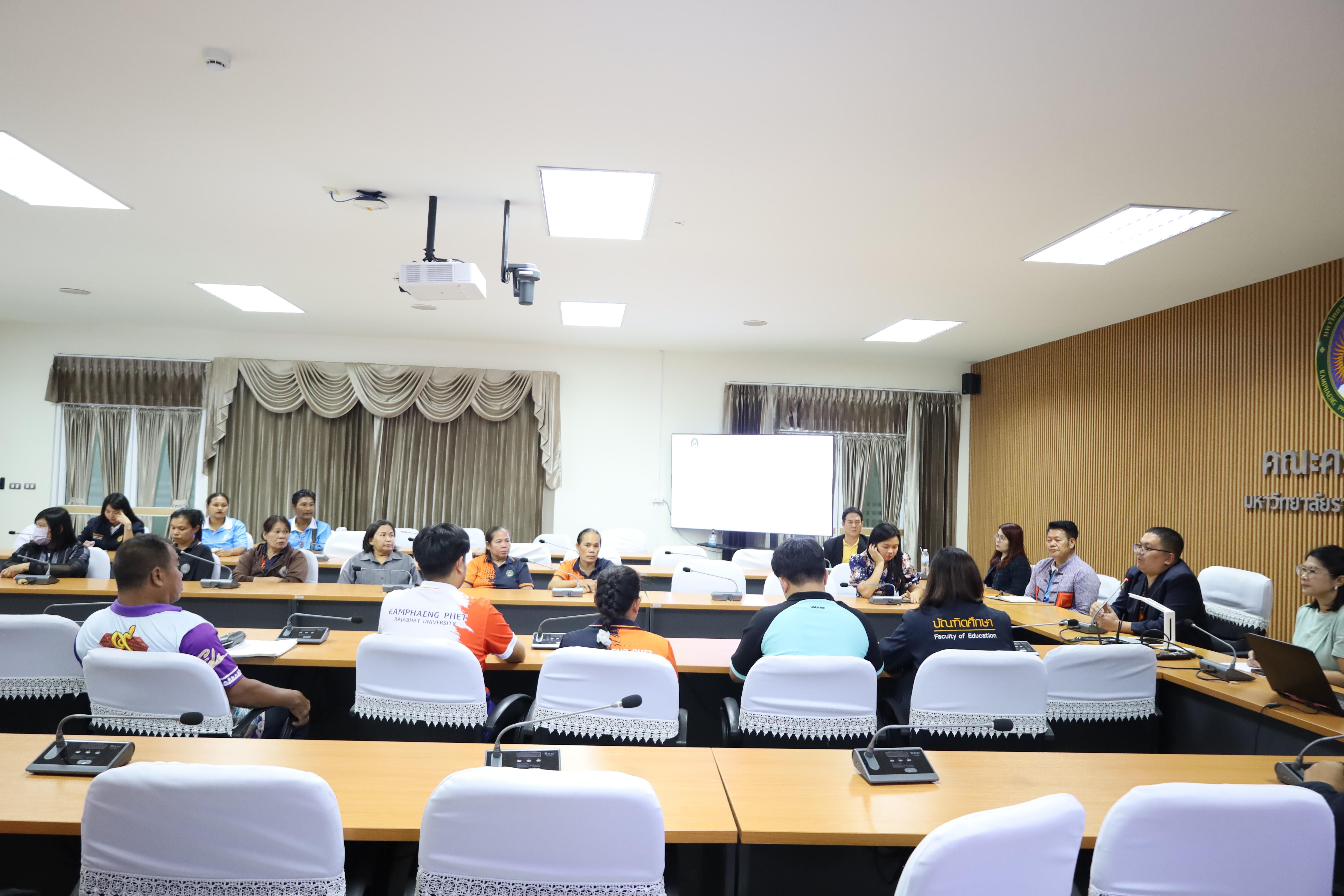 12. ประชุมชี้แจงหลักเกณฑ์การต่อสัญญาจ้างเจ้าหน้าที่และนักการภารโรงคณะครุศาสตร์