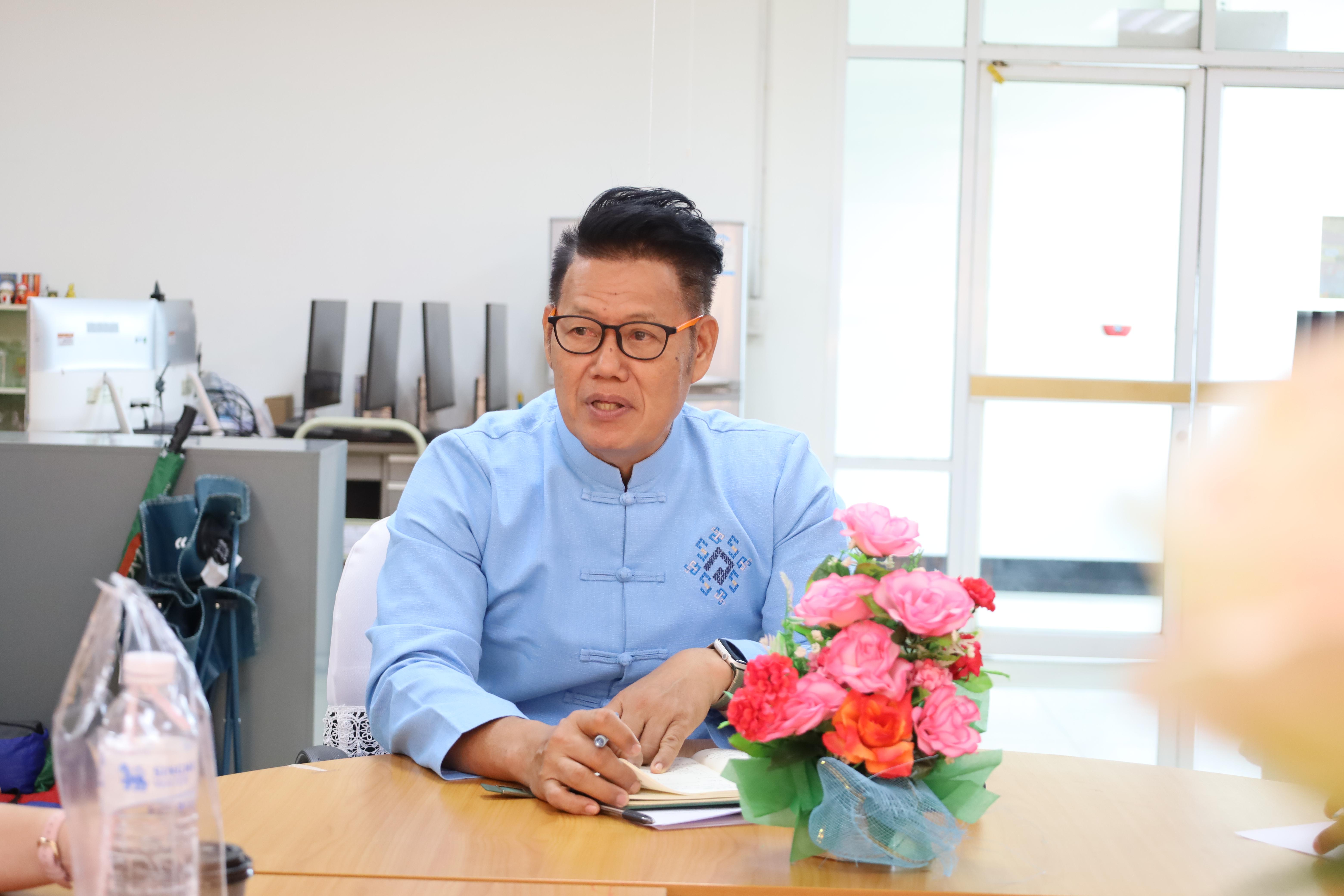 5. คณบดีพบปะอาจารย์ประจำโปรแกรมวิชาคอมพิวเตอร์