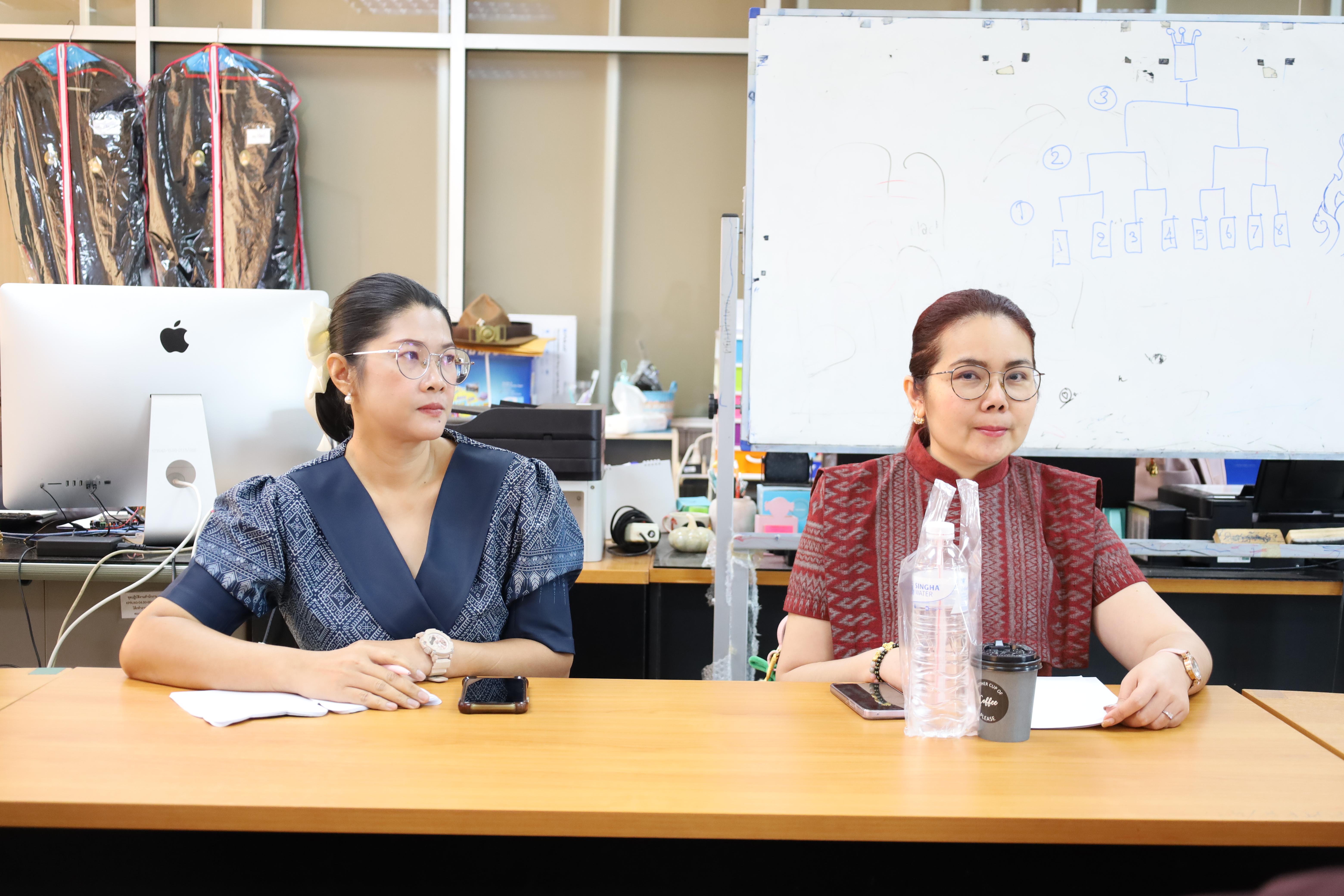 6. คณบดีพบปะอาจารย์ประจำโปรแกรมวิชาคอมพิวเตอร์