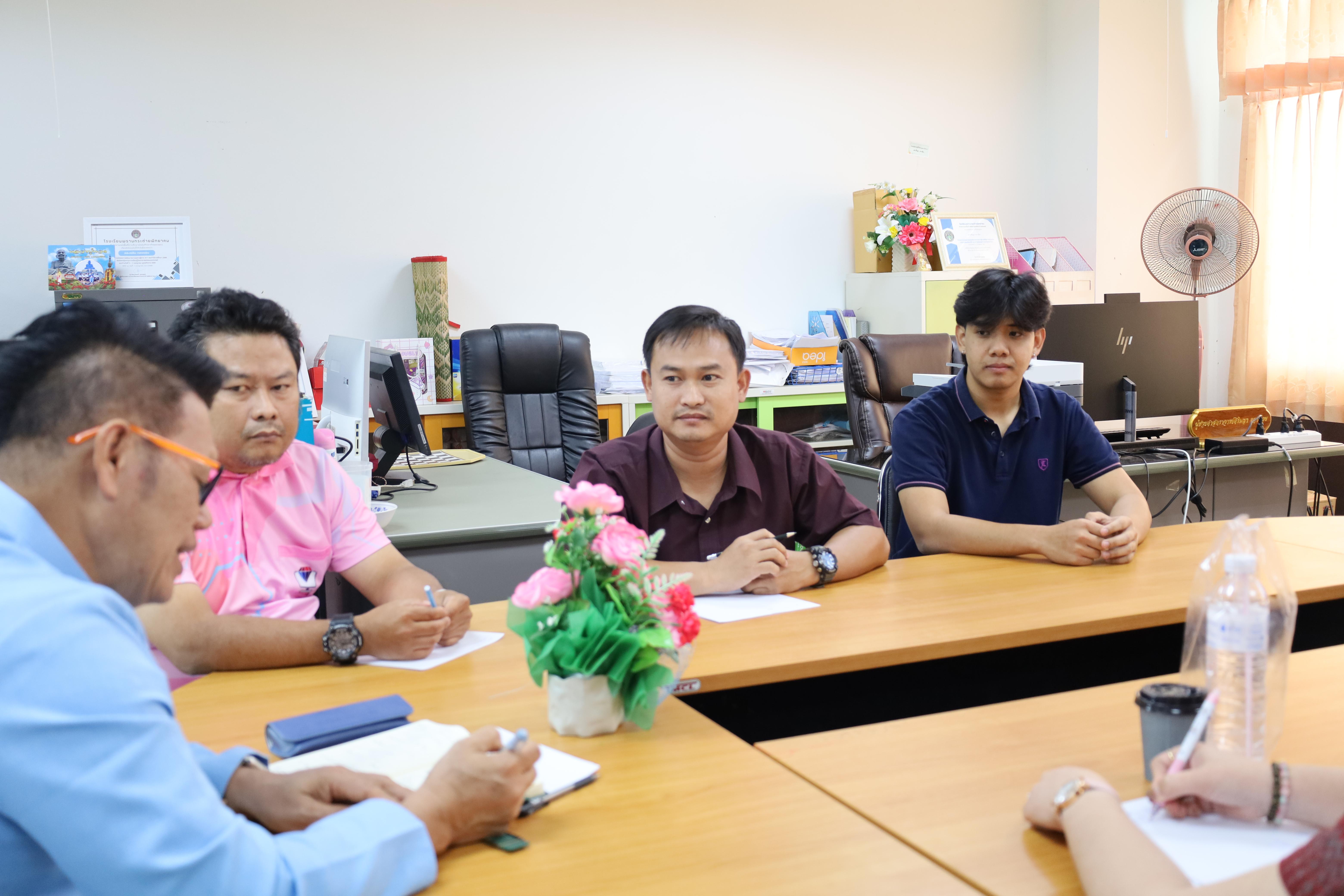 10. คณบดีพบปะอาจารย์ประจำโปรแกรมวิชาคอมพิวเตอร์