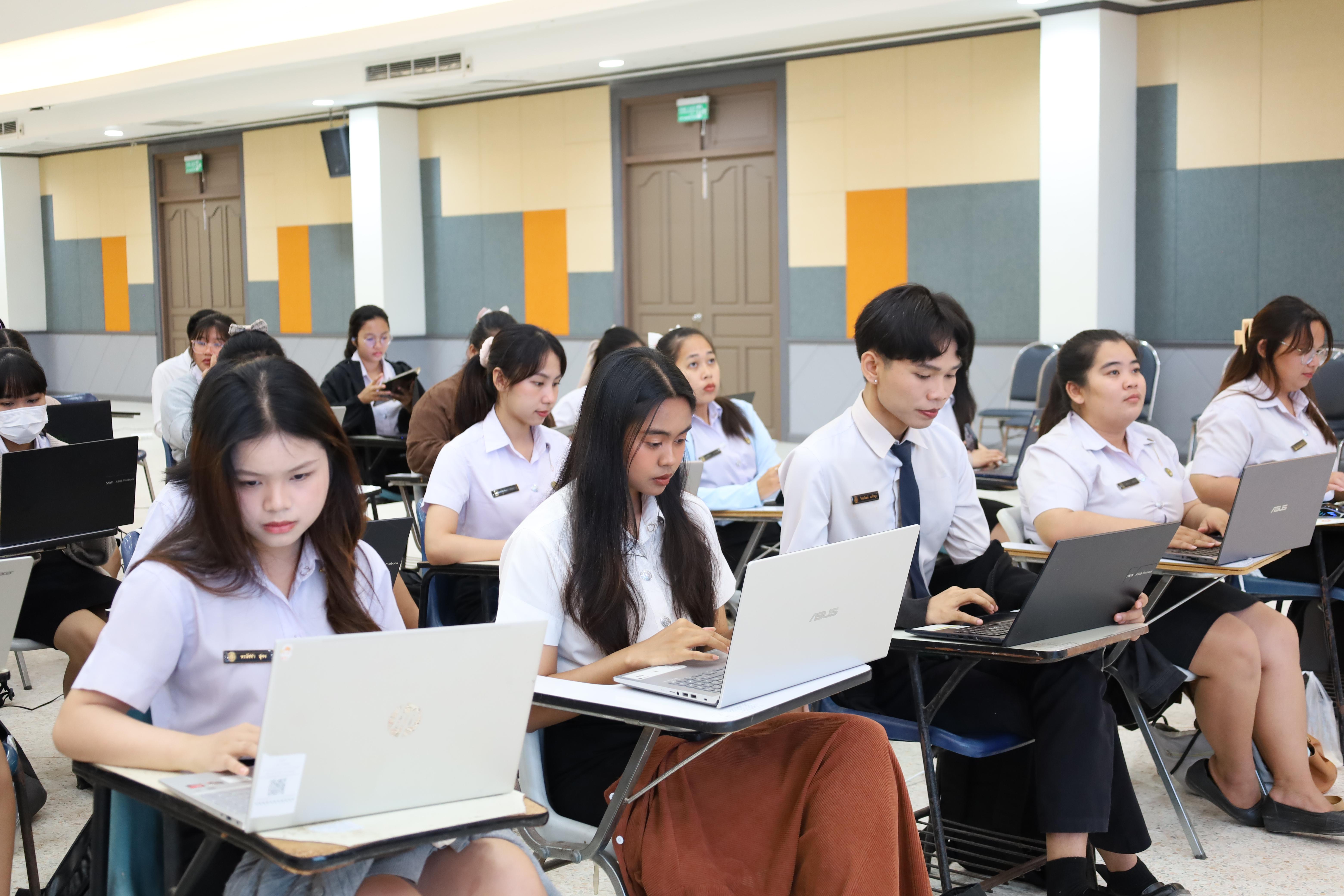 40. กิจกรรมอบรมเชิงปฏิบัติการการเขียนบทความวิจัยและนำเสนอนวัตกรรมทางการศึกษา สำหรับนักศึกษาชั้นปีที่ 4