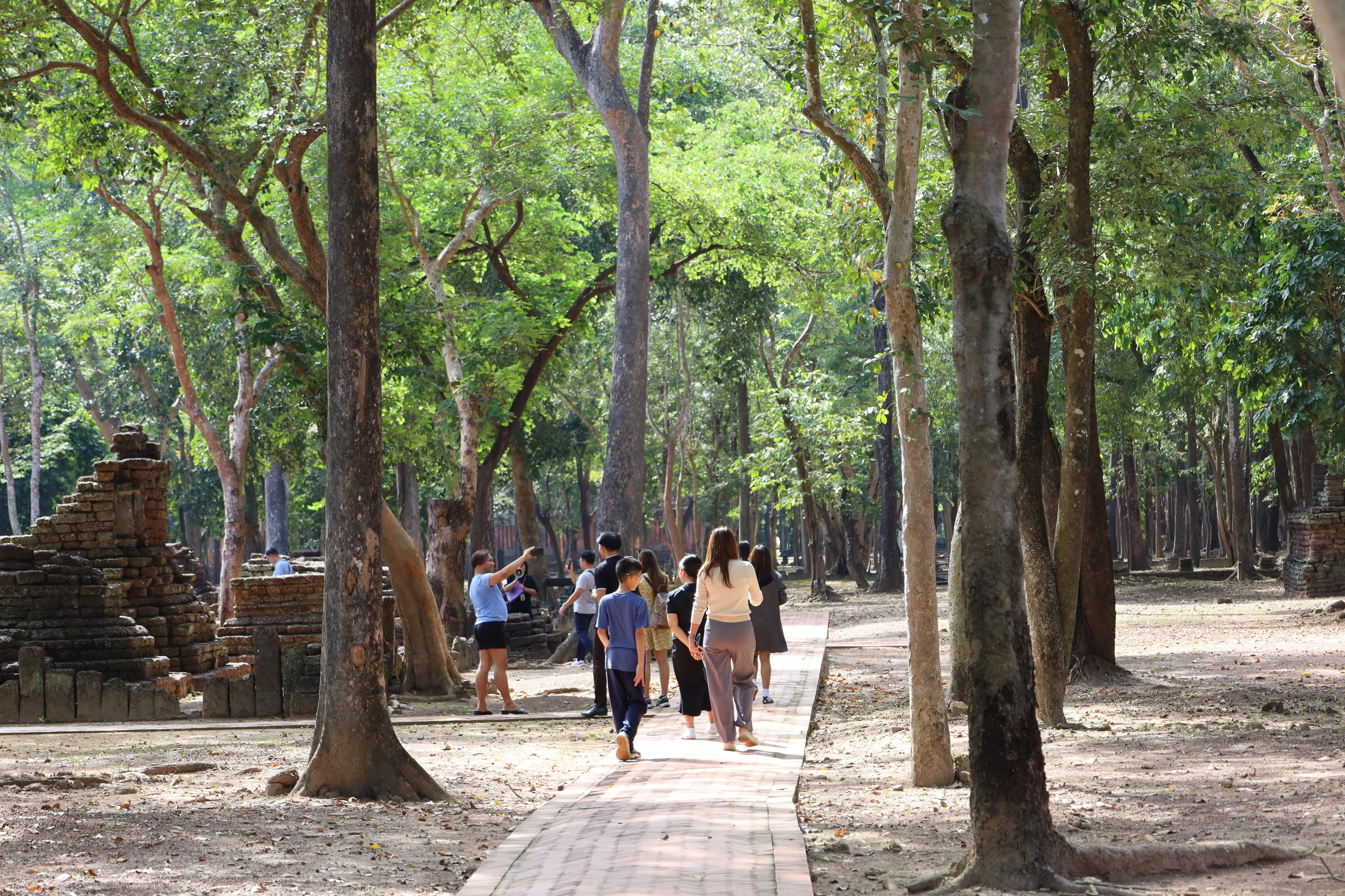 126. กิจกรรมแลกเปลี่ยนวัฒนธรรมเพื่อกำรเรียนรู้สำหรับคณาจารย์และนักศึกษาระดับบัณฑิตศึกษา คณะครุศาสตร์ ความร่วมมือกับ West Visayas State University ประจำปีการศึกษา 2568