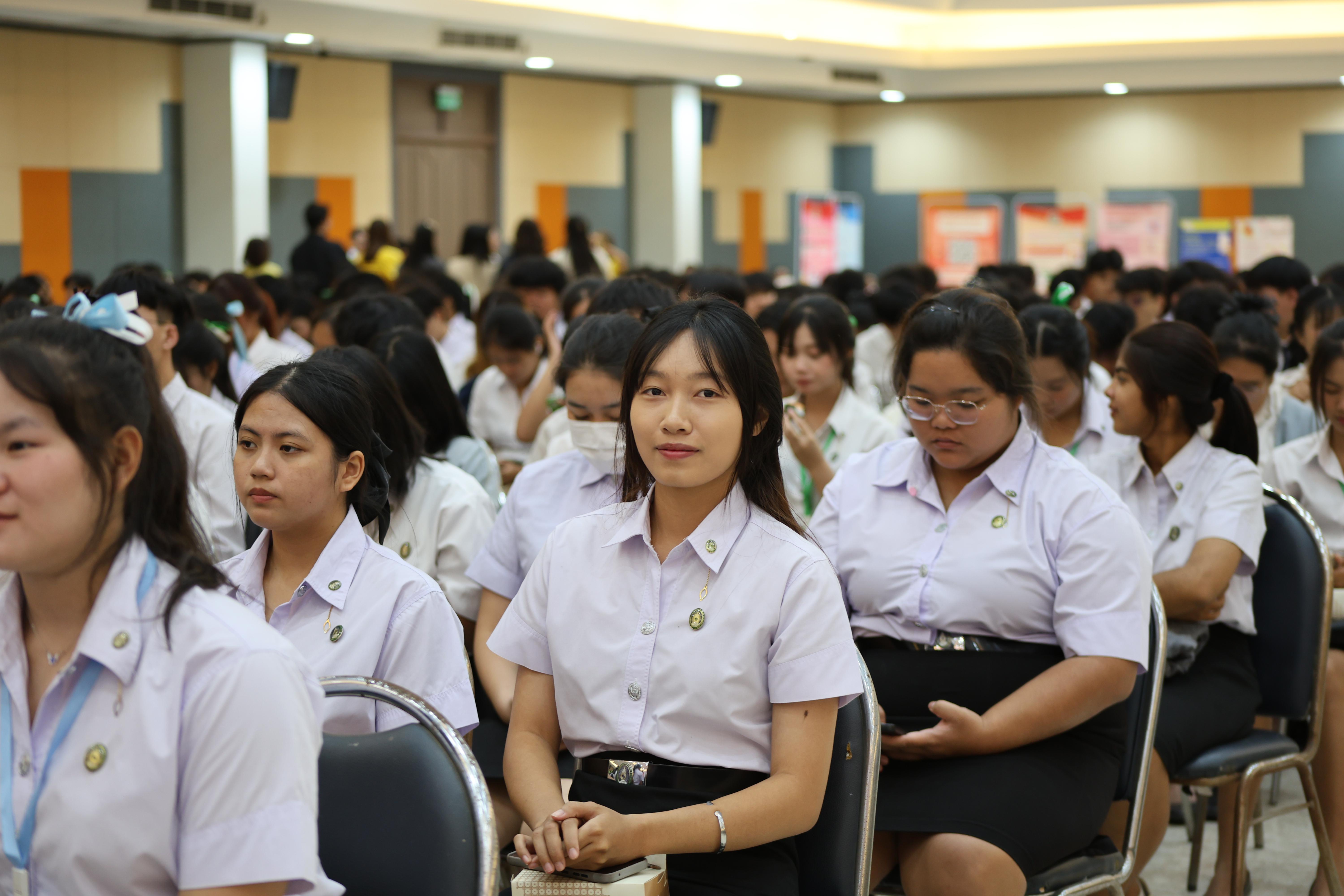 19. พิธีวางพานพุ่มถวายราชสักการะและพิธีน้อมรำลึก เนื่องในวันคล้ายวันพระบรมราชสมภพพระบาทสมเด็จพระบรมชนกาธิเบศรฯ