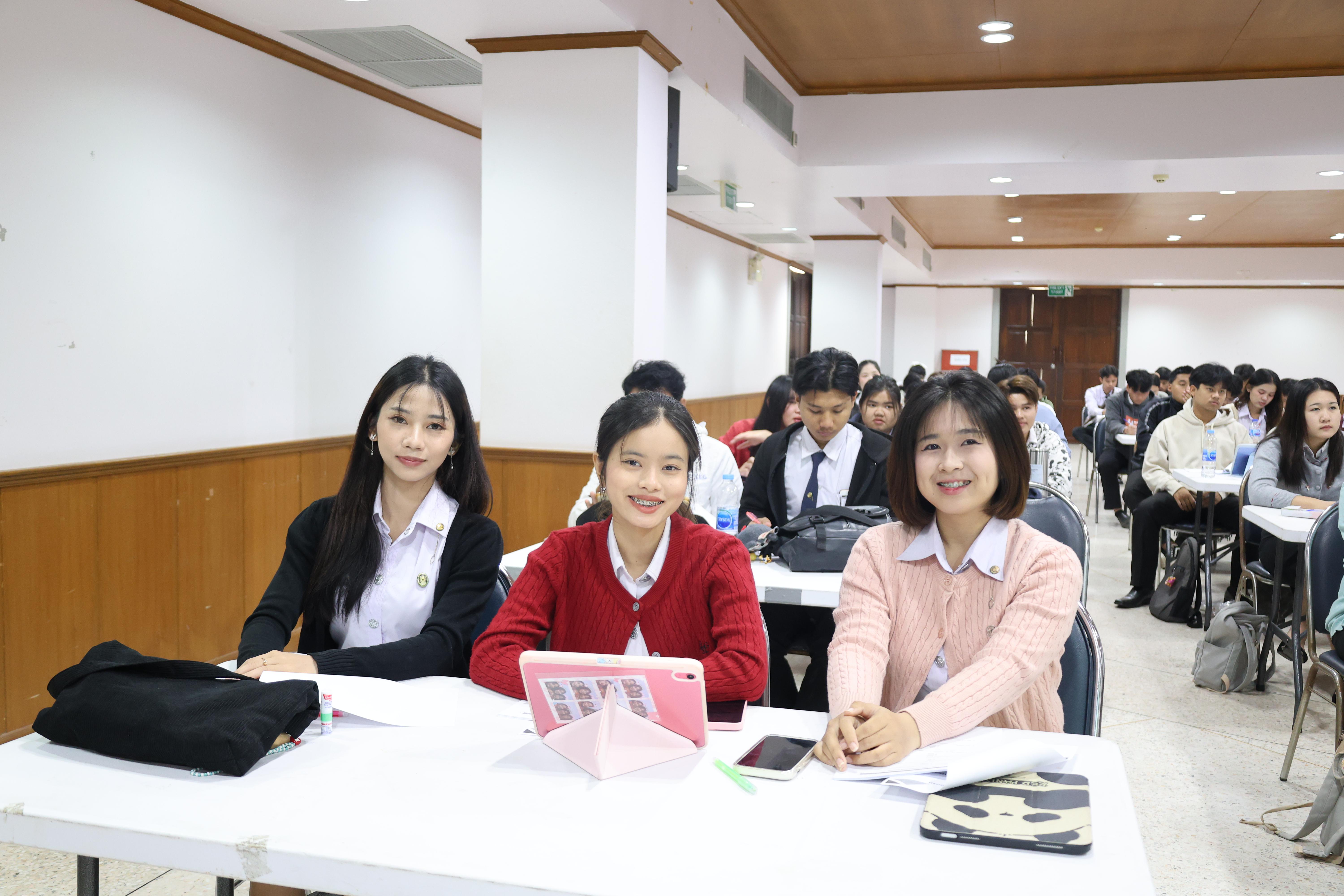 9. กิจกรรมอบรมสัมมนาเชิงปฏิบัติการพัฒนาทักษะนักศึกษาตามฐานสมรรถนะชั้นปีที่ 3 "ครูนักภาษา"