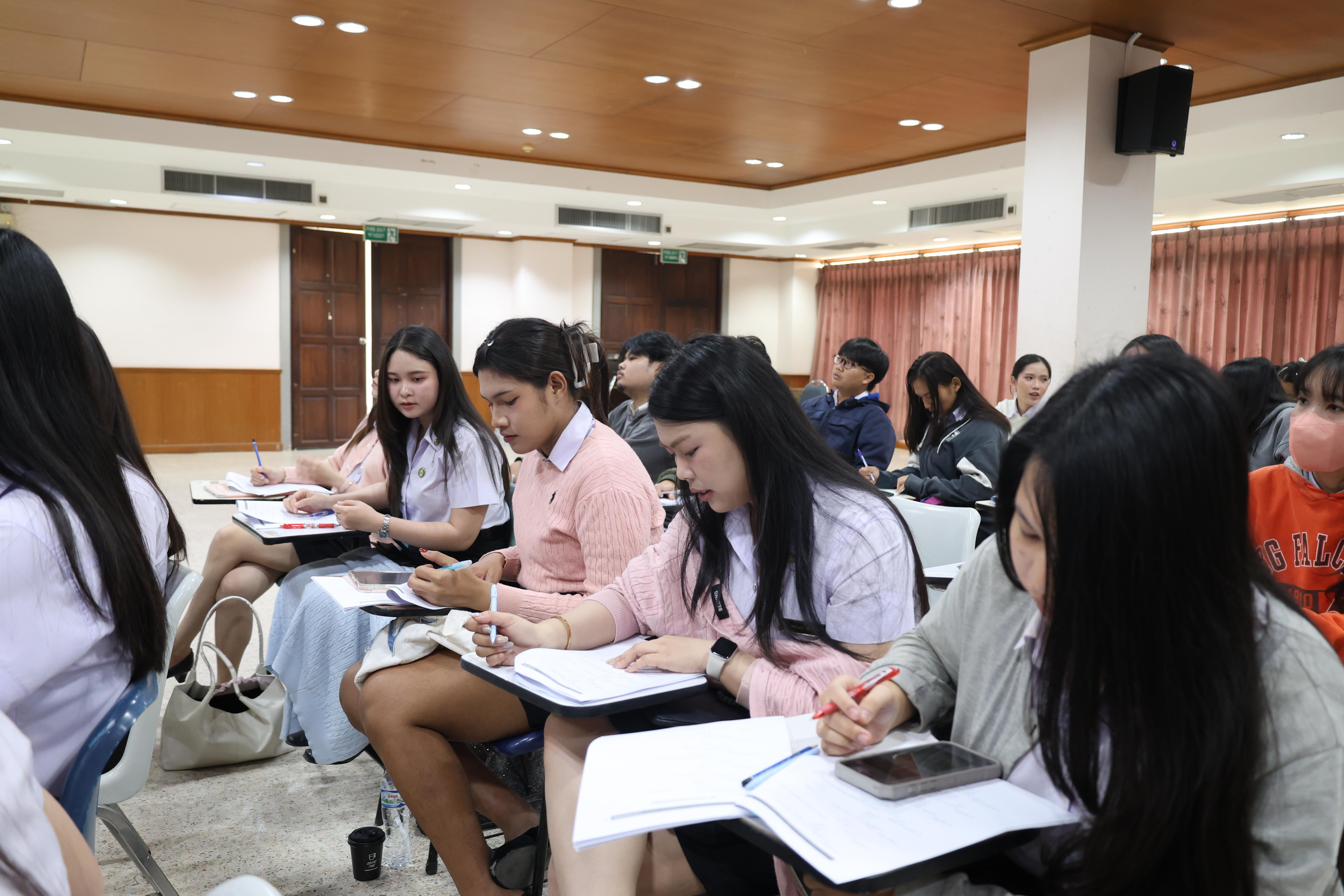 82. กิจกรรมอบรมสัมมนาเชิงปฏิบัติการพัฒนาทักษะนักศึกษาตามฐานสมรรถนะชั้นปีที่ 3 "ครูนักภาษา"