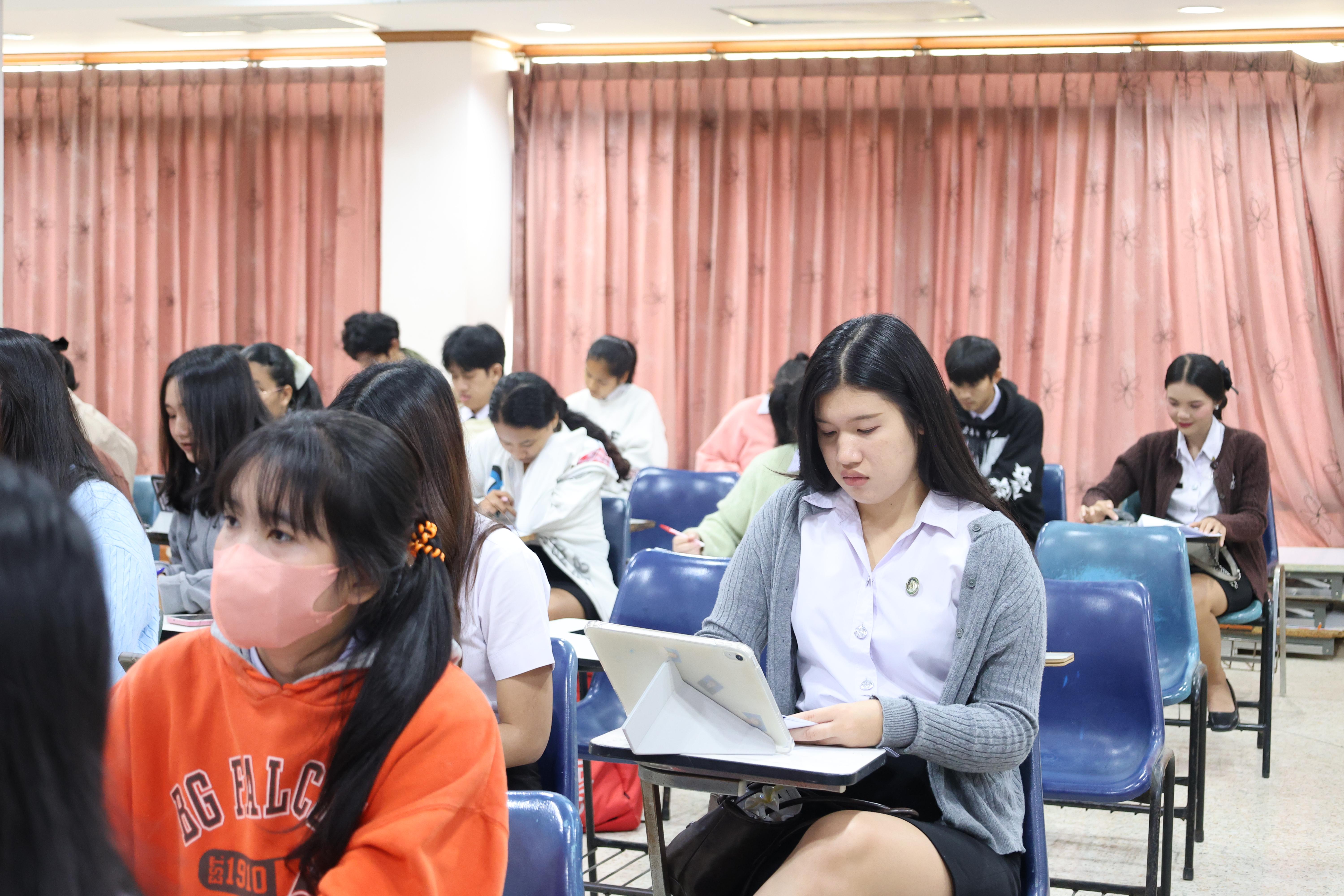 83. กิจกรรมอบรมสัมมนาเชิงปฏิบัติการพัฒนาทักษะนักศึกษาตามฐานสมรรถนะชั้นปีที่ 3 "ครูนักภาษา"