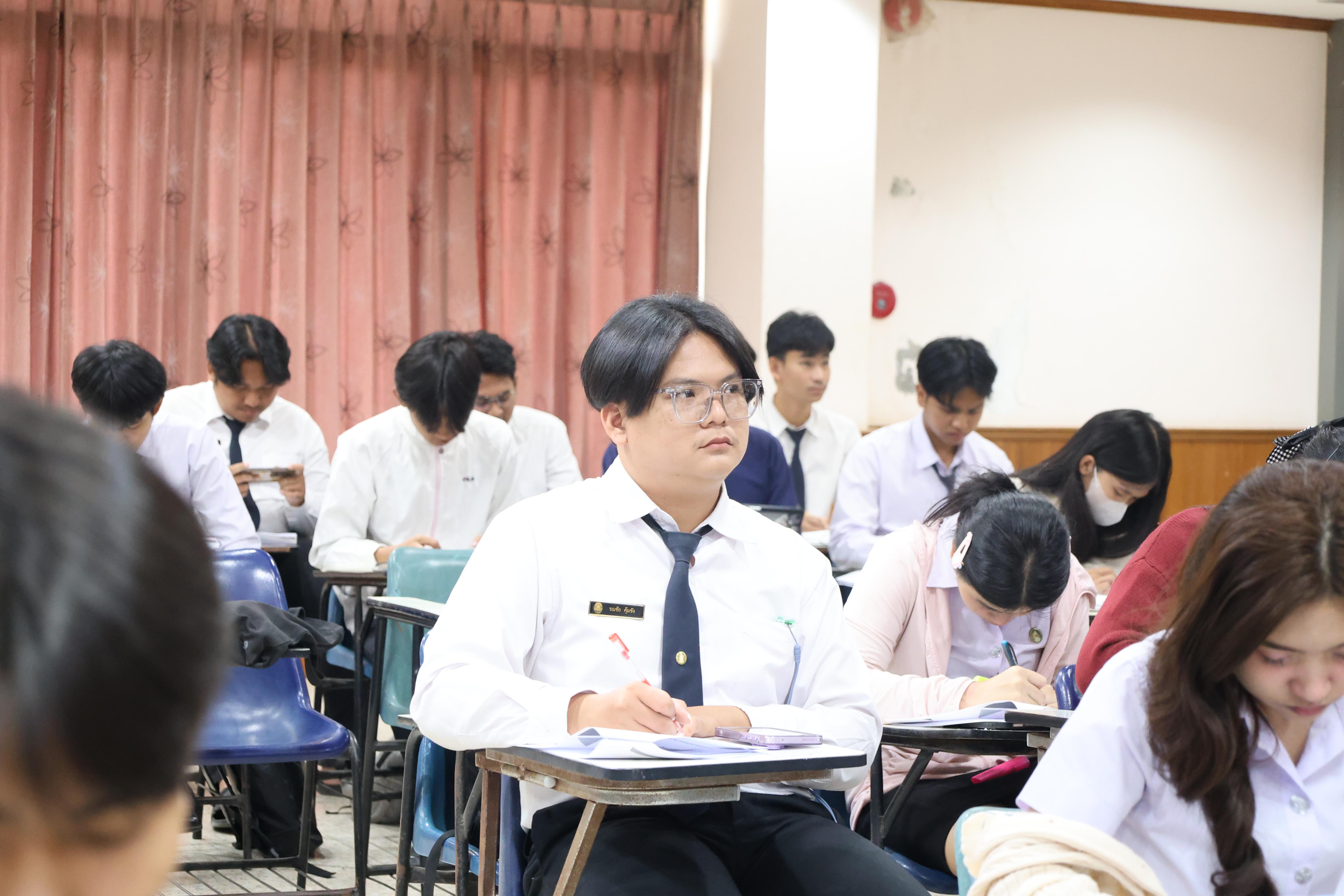 96. กิจกรรมอบรมสัมมนาเชิงปฏิบัติการพัฒนาทักษะนักศึกษาตามฐานสมรรถนะชั้นปีที่ 3 "ครูนักภาษา"