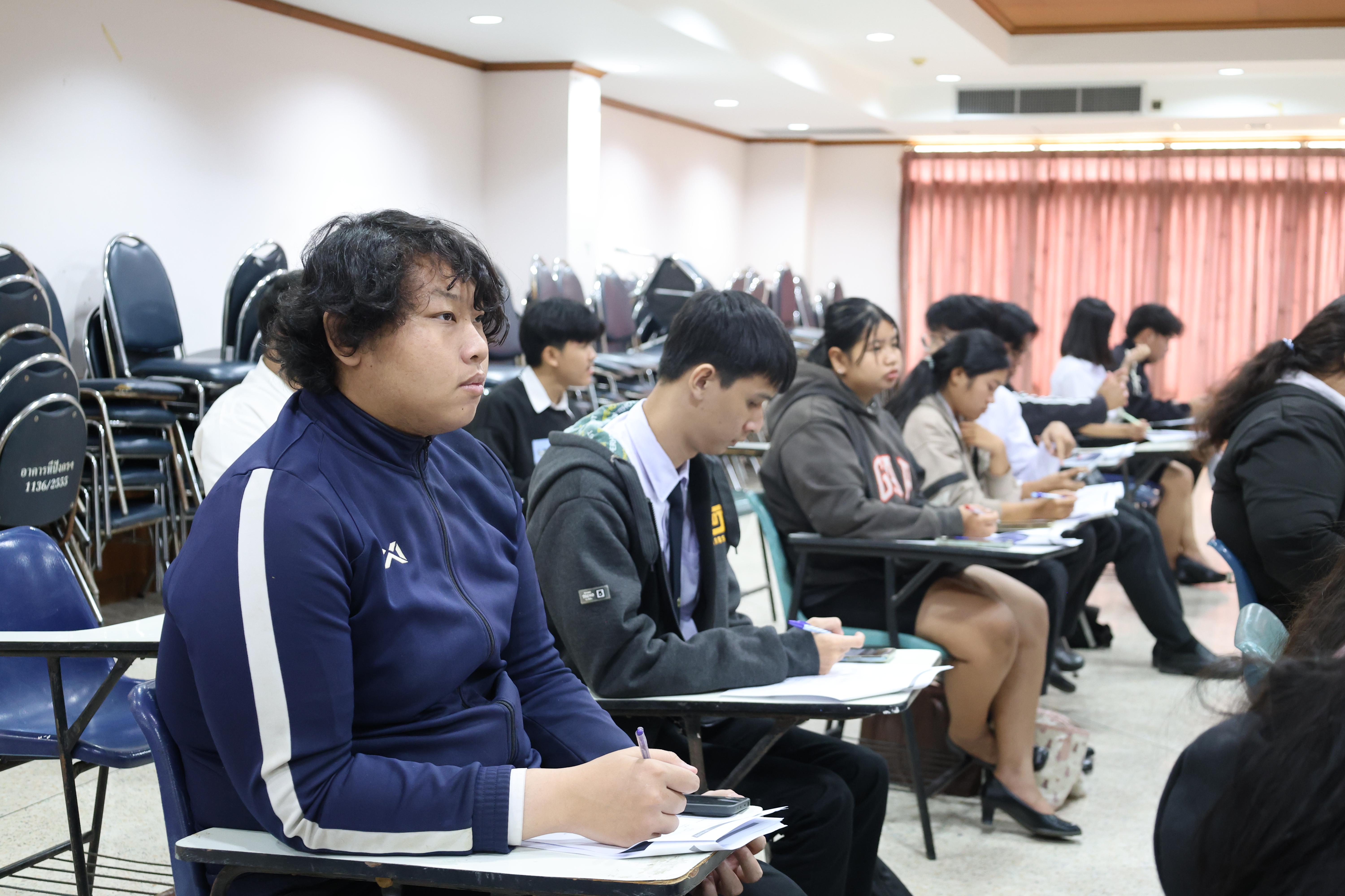 112. กิจกรรมอบรมสัมมนาเชิงปฏิบัติการพัฒนาทักษะนักศึกษาตามฐานสมรรถนะชั้นปีที่ 3 "ครูนักภาษา"