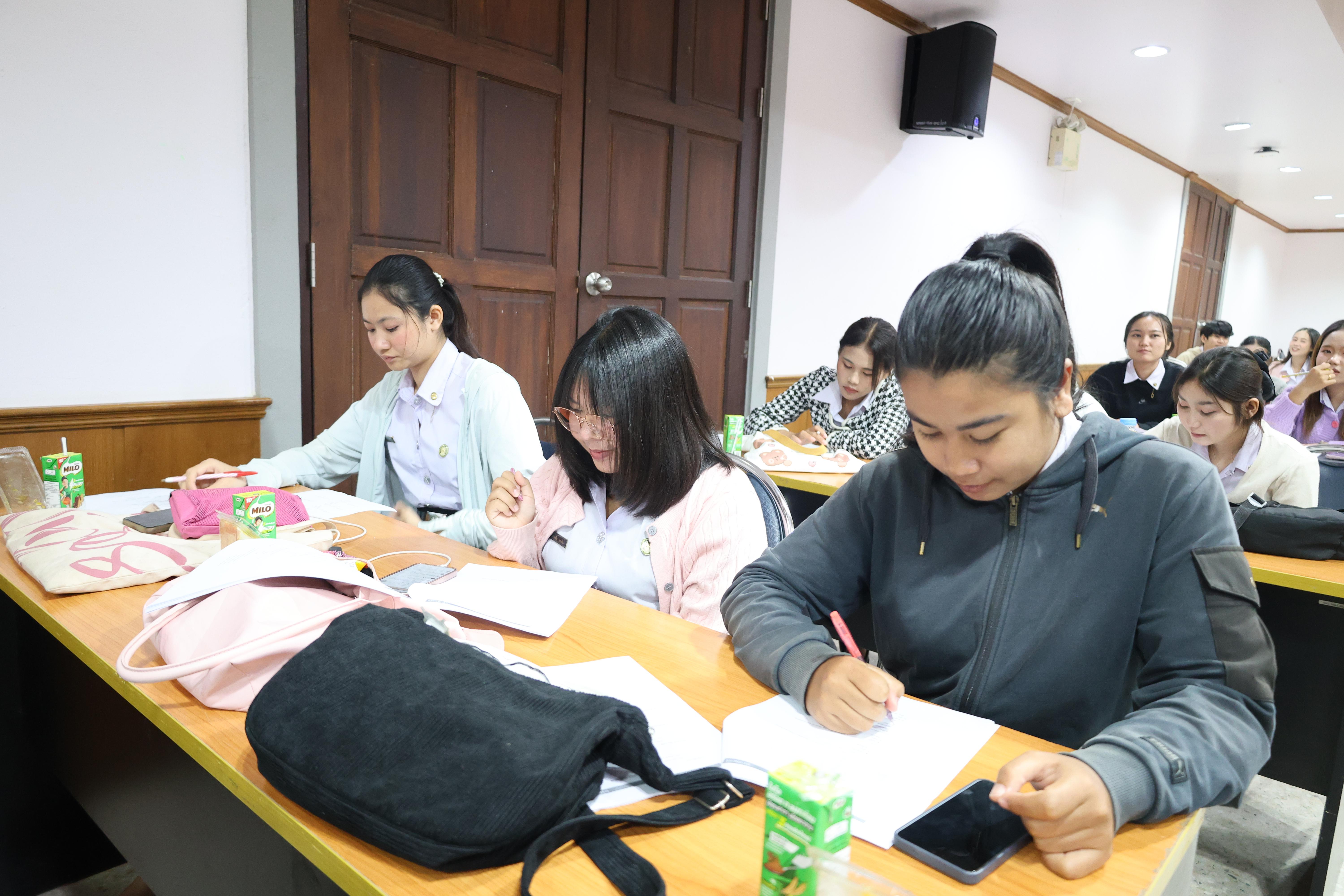 128. กิจกรรมอบรมสัมมนาเชิงปฏิบัติการพัฒนาทักษะนักศึกษาตามฐานสมรรถนะชั้นปีที่ 3 "ครูนักภาษา"