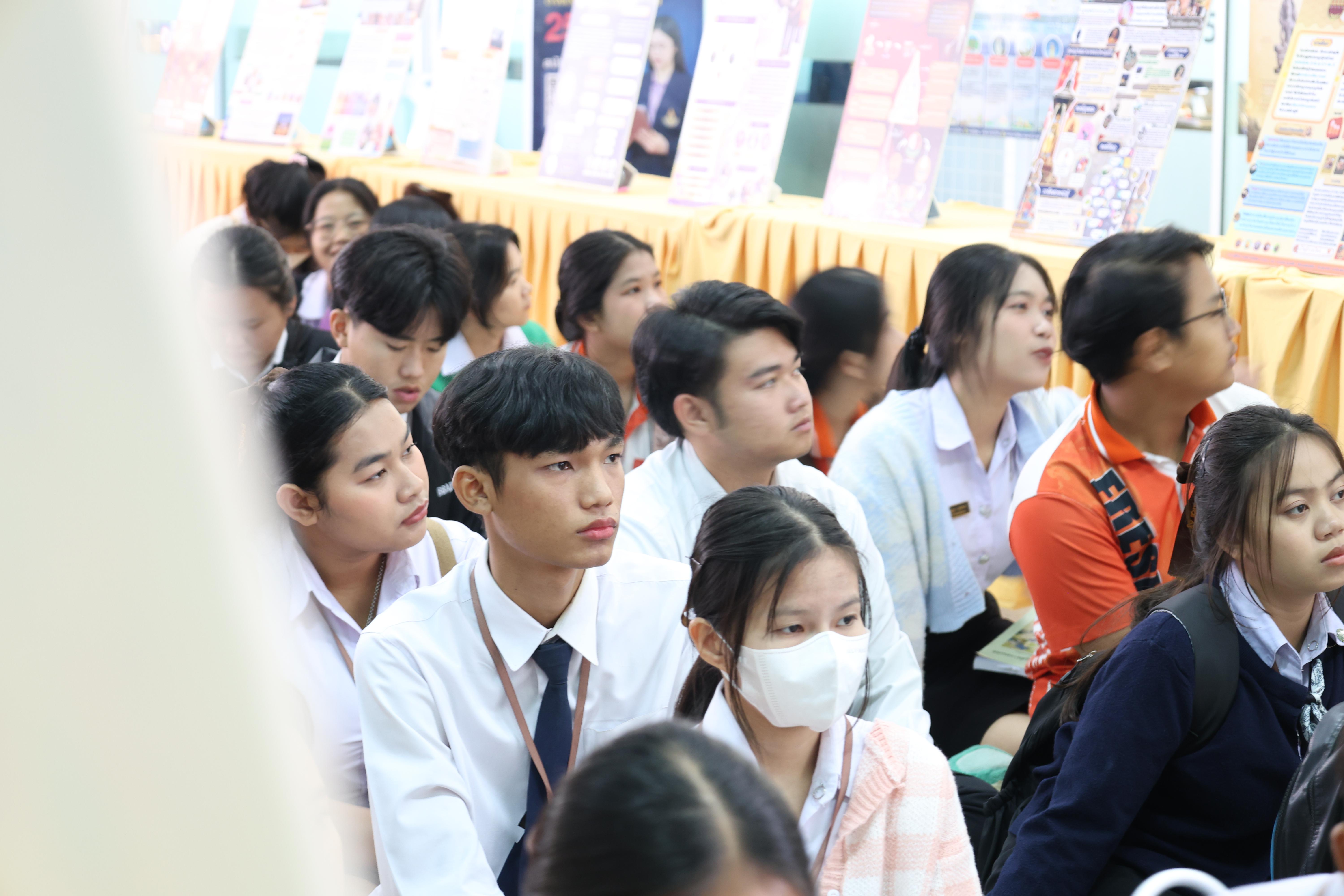 9. การแสดงสื่อของนักศึกษาโปรแกรมสังคมศึกษา ชั้นปีที่ 3