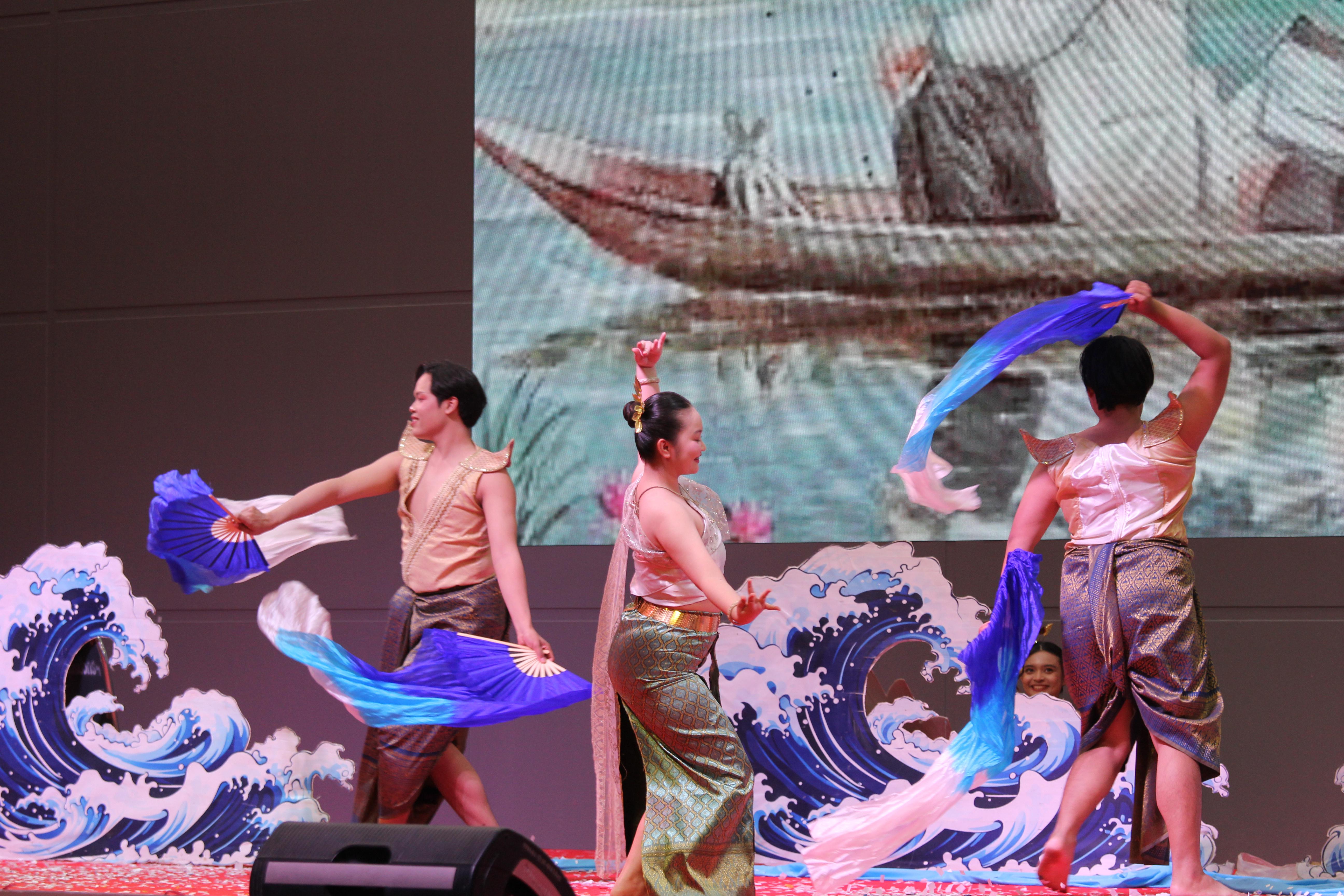 374. พิธีเปิดการแข่งขันทักษะวิชาการวิชาชีพครูและส่งเสริมศิลปวัฒนธรรม ครั้งที่13 มหาวิทยาลัยราชภัฏภาคเหนือ 8 สถาบัน