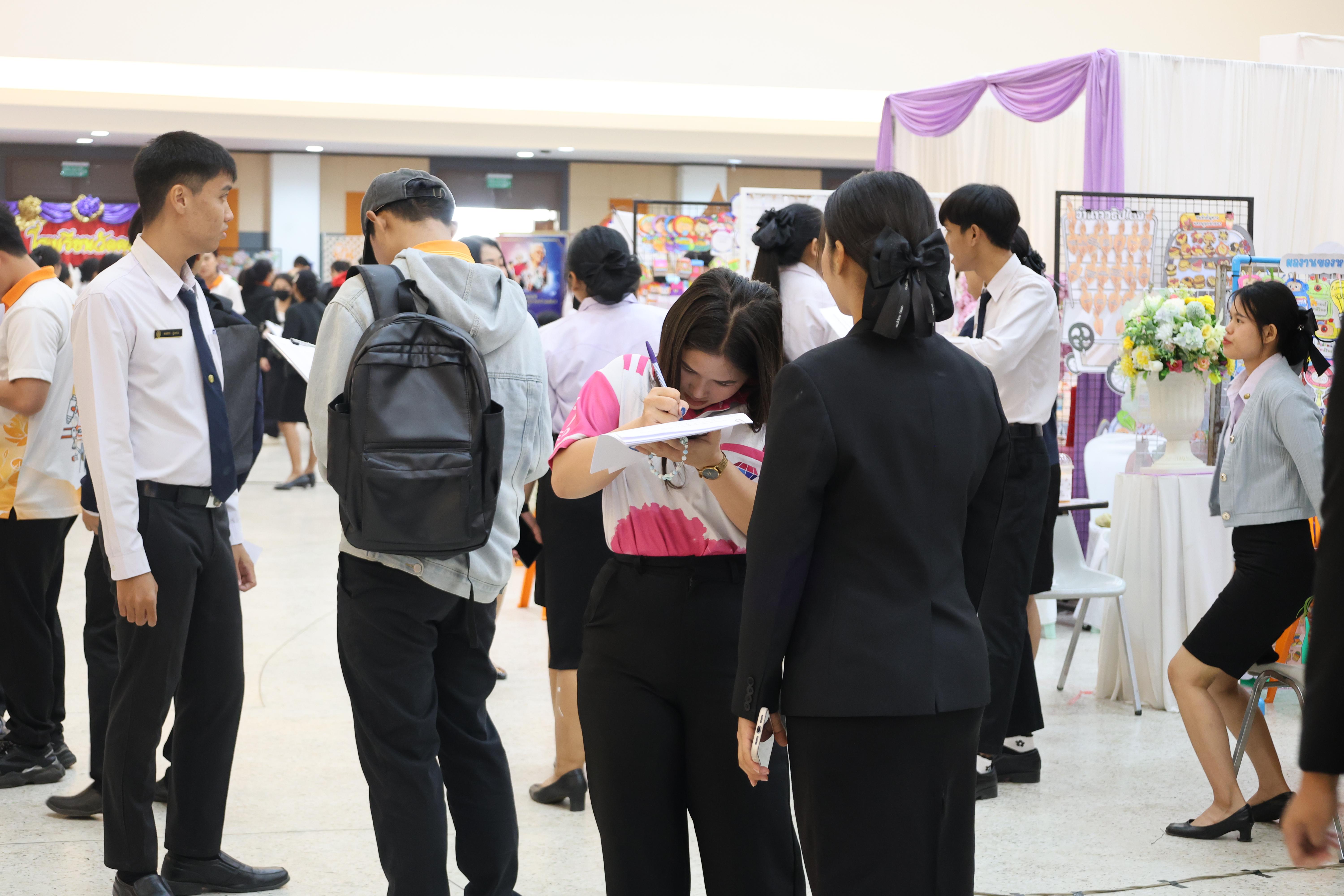 125. นิทรรศการแสดงผลงานนักศึกษาฝึกประสบการณ์วิชาชีพครู ปีการศึกษา2568