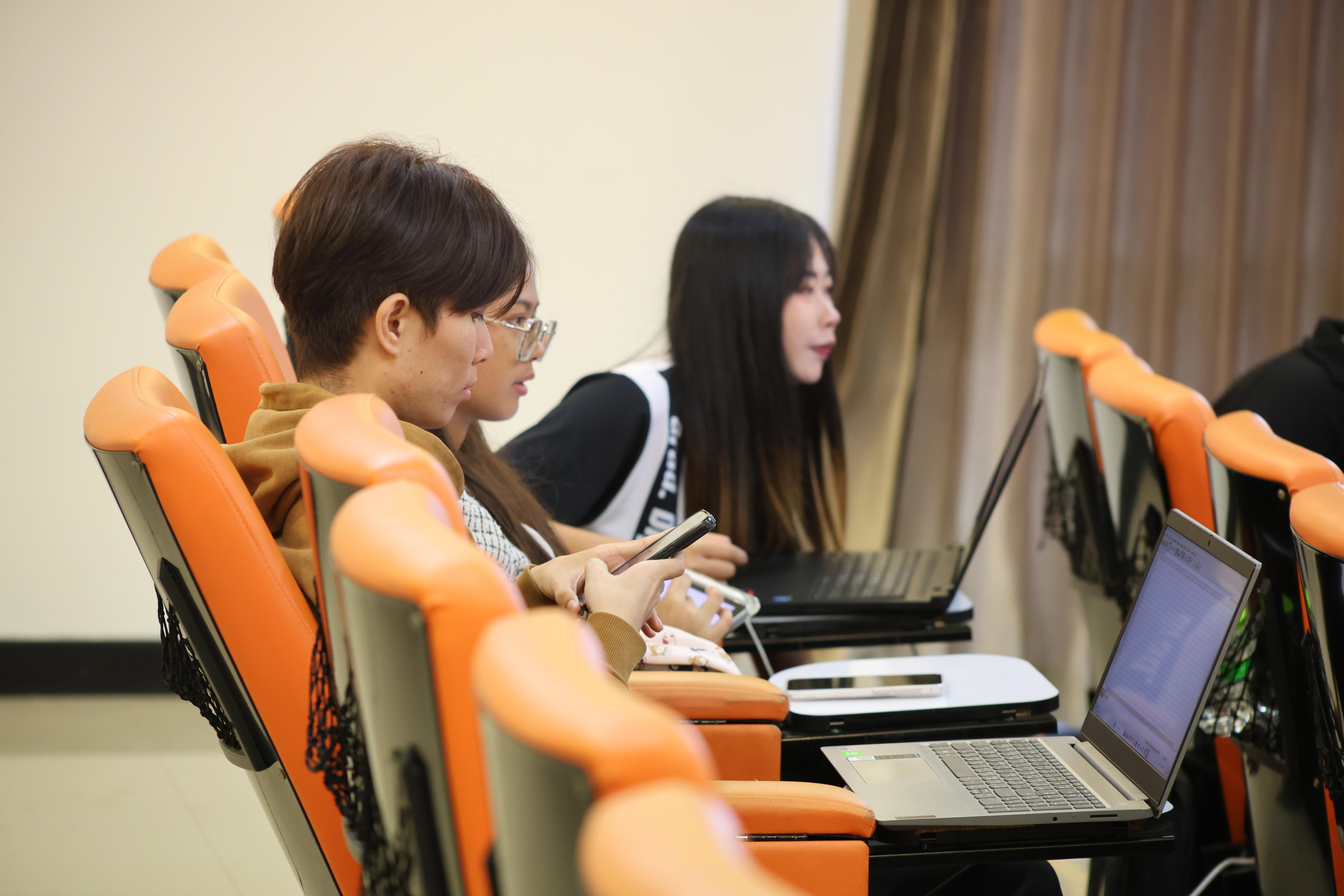 4. โครงการสัมมนาเป็นหมู่คณะพัฒนาทักษะการสอนและความเป็นครู และพัฒนาส่งเสริมด้านภาษาไทยและภาษาอังกฤษ