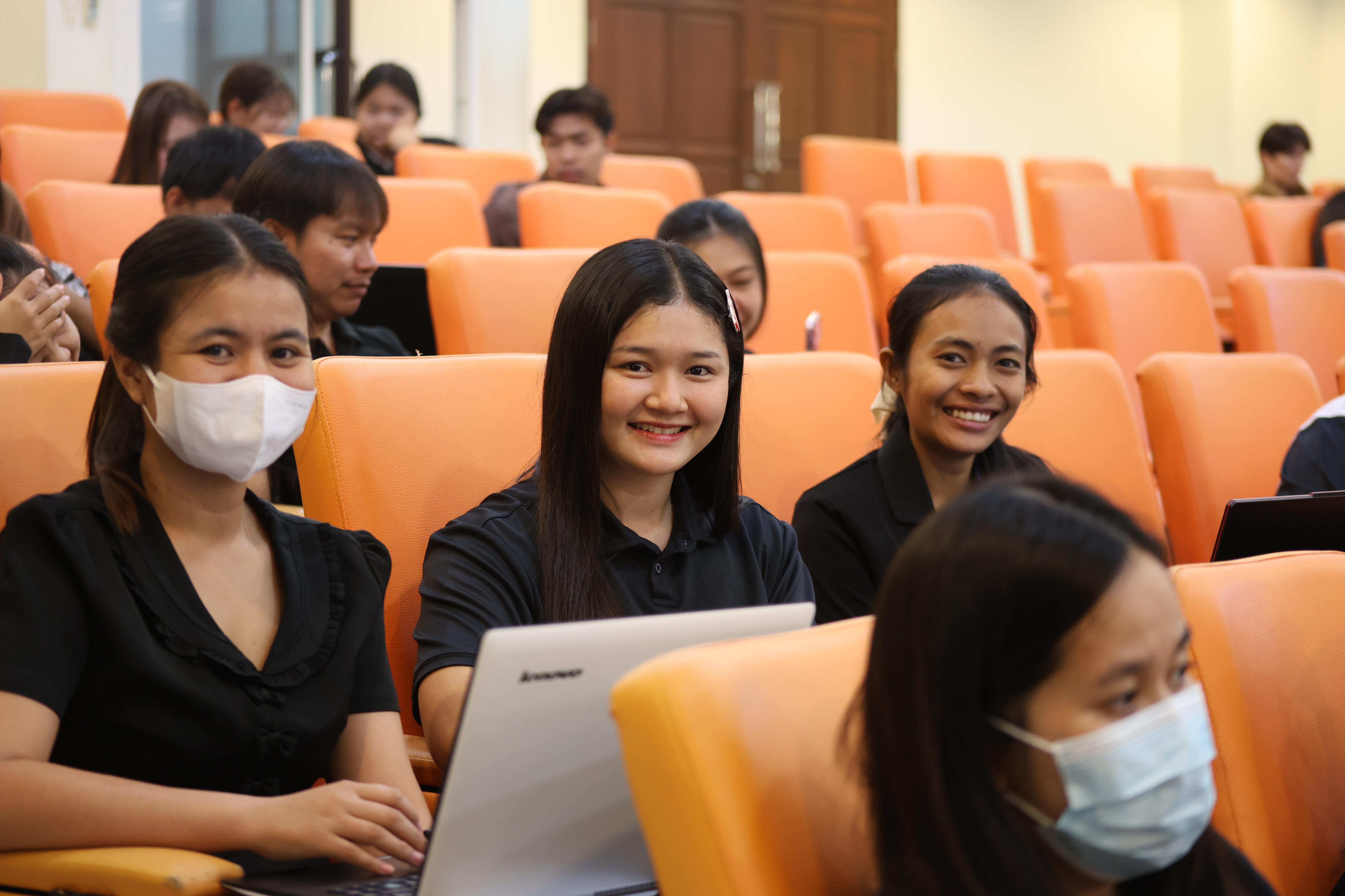 36. โครงการสัมมนาเป็นหมู่คณะพัฒนาทักษะการสอนและความเป็นครู และพัฒนาส่งเสริมด้านภาษาไทยและภาษาอังกฤษ