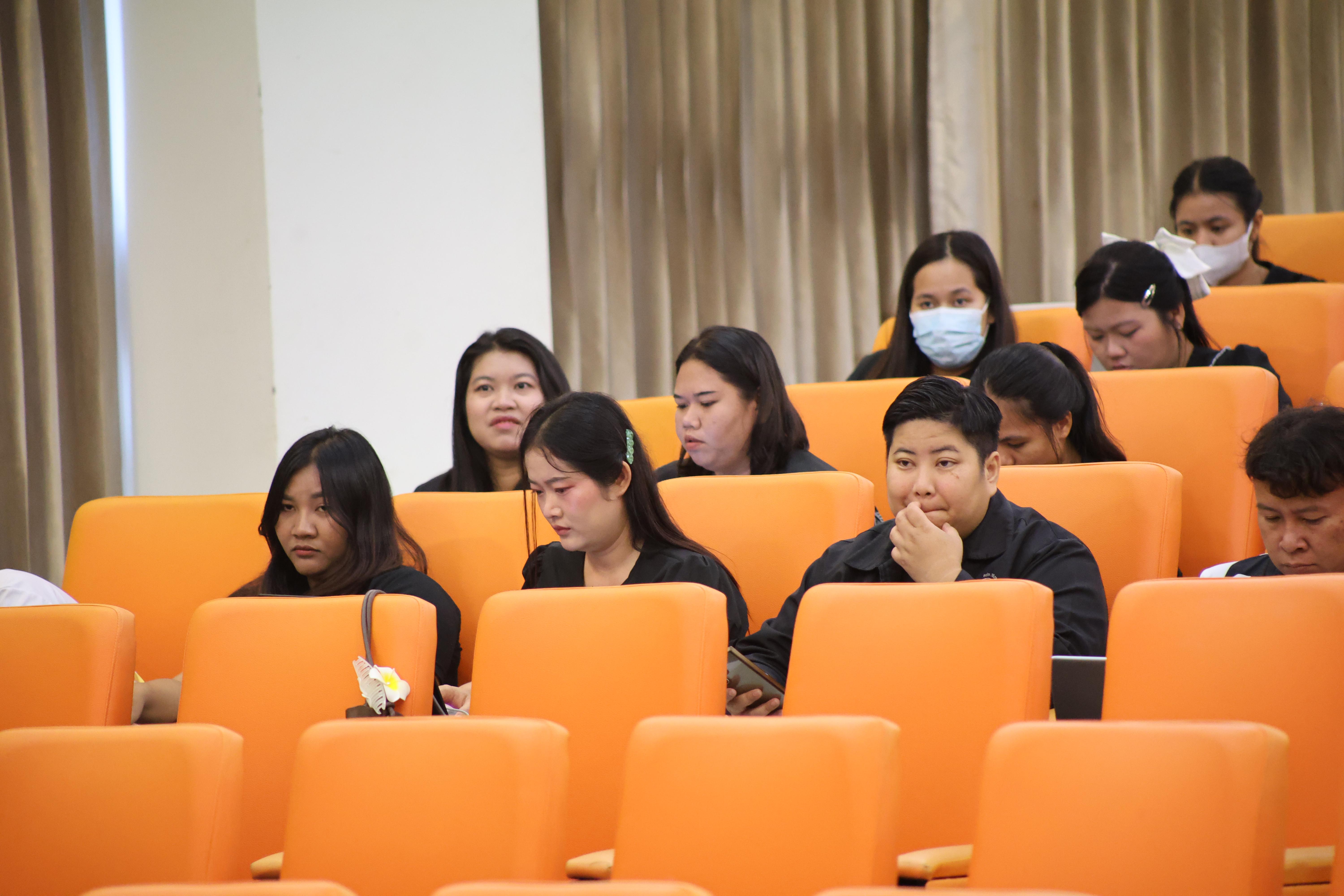98. โครงการสัมมนาเป็นหมู่คณะพัฒนาทักษะการสอนและความเป็นครู และพัฒนาส่งเสริมด้านภาษาไทยและภาษาอังกฤษ