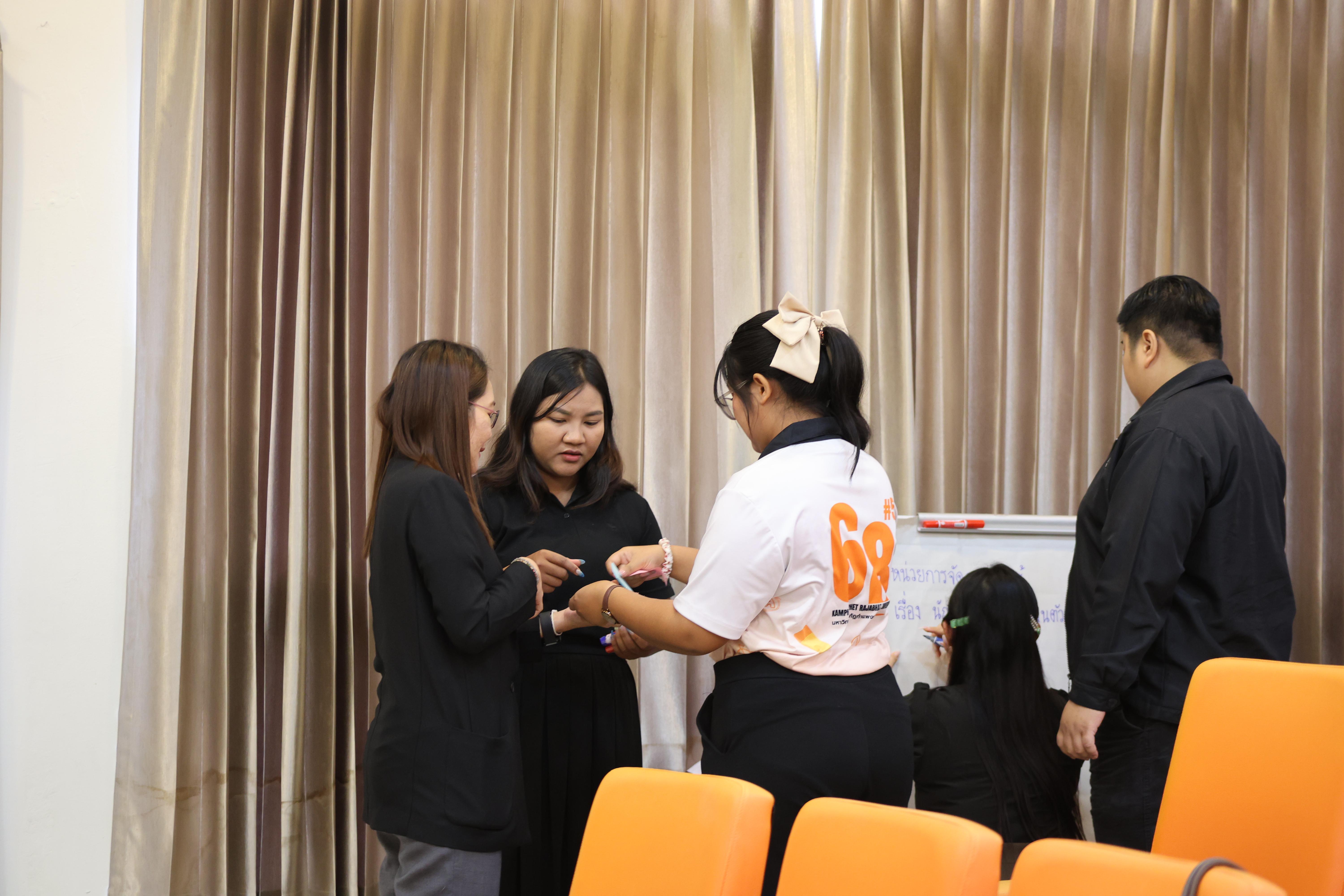 131. โครงการสัมมนาเป็นหมู่คณะพัฒนาทักษะการสอนและความเป็นครู และพัฒนาส่งเสริมด้านภาษาไทยและภาษาอังกฤษ