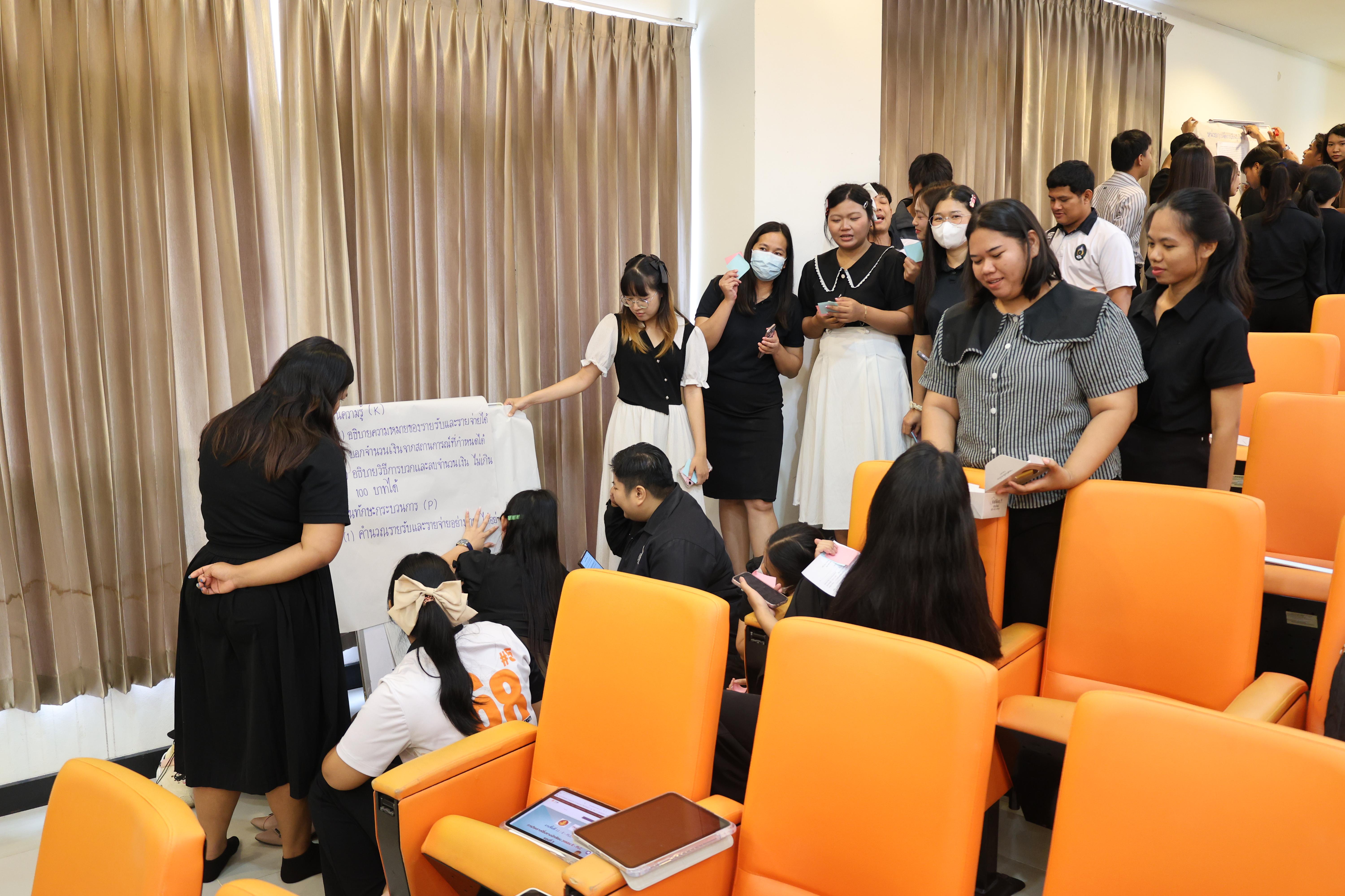 194. โครงการสัมมนาเป็นหมู่คณะพัฒนาทักษะการสอนและความเป็นครู และพัฒนาส่งเสริมด้านภาษาไทยและภาษาอังกฤษ