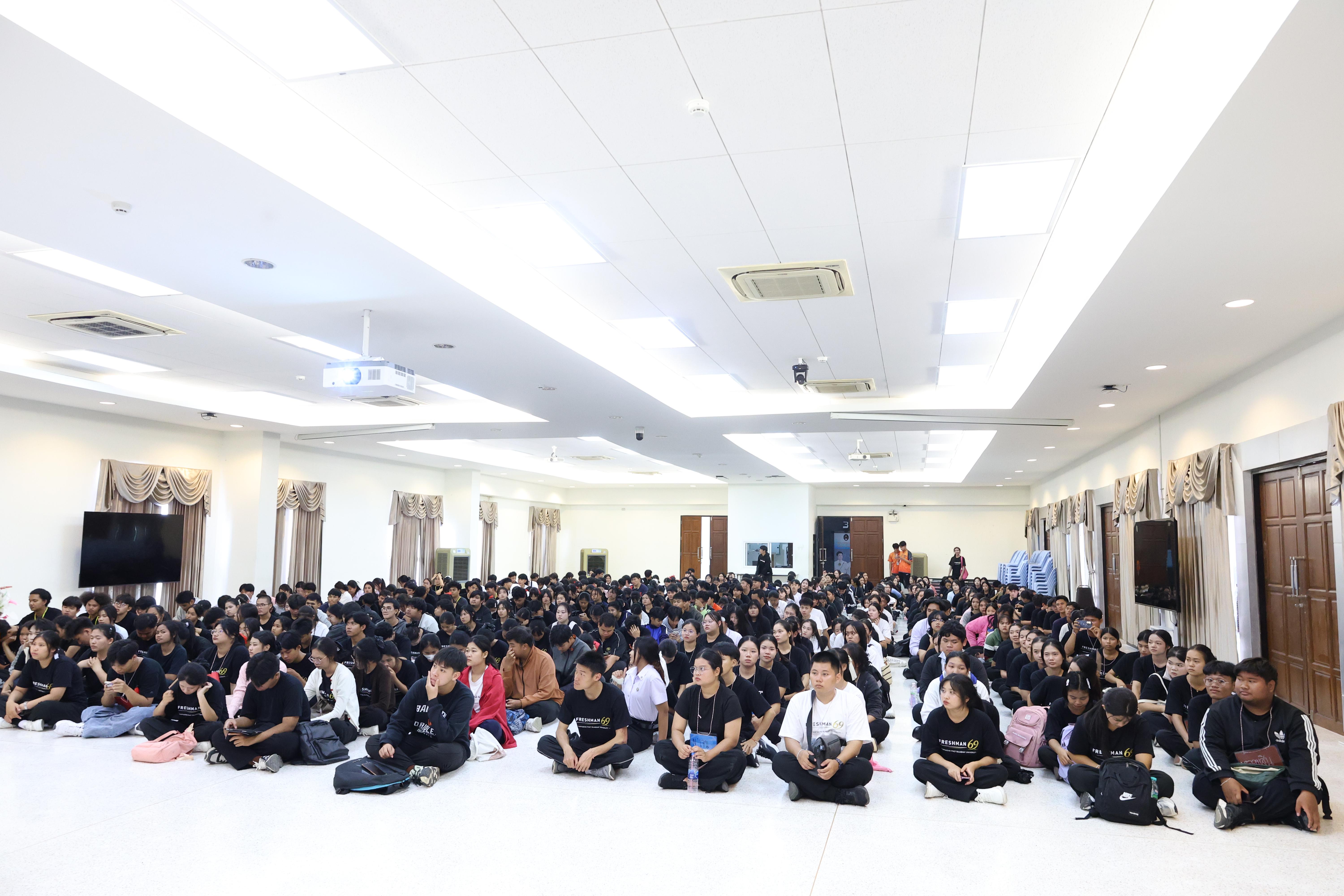 5. ฝ่ายฝึกประสบการณ์วิชาชีพครู พบนักศึกษาชั้นปีที่1