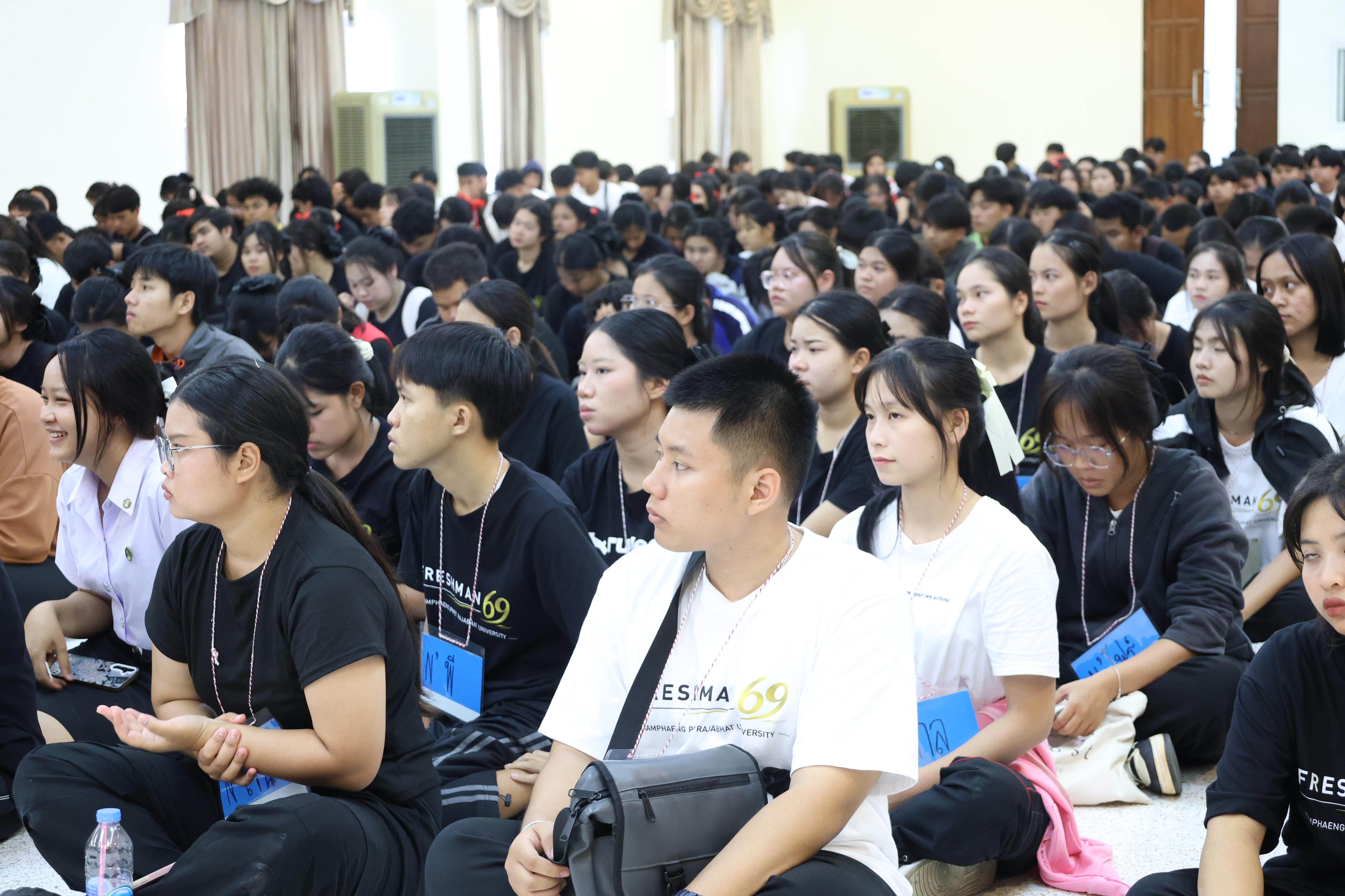 10. ฝ่ายฝึกประสบการณ์วิชาชีพครู พบนักศึกษาชั้นปีที่1