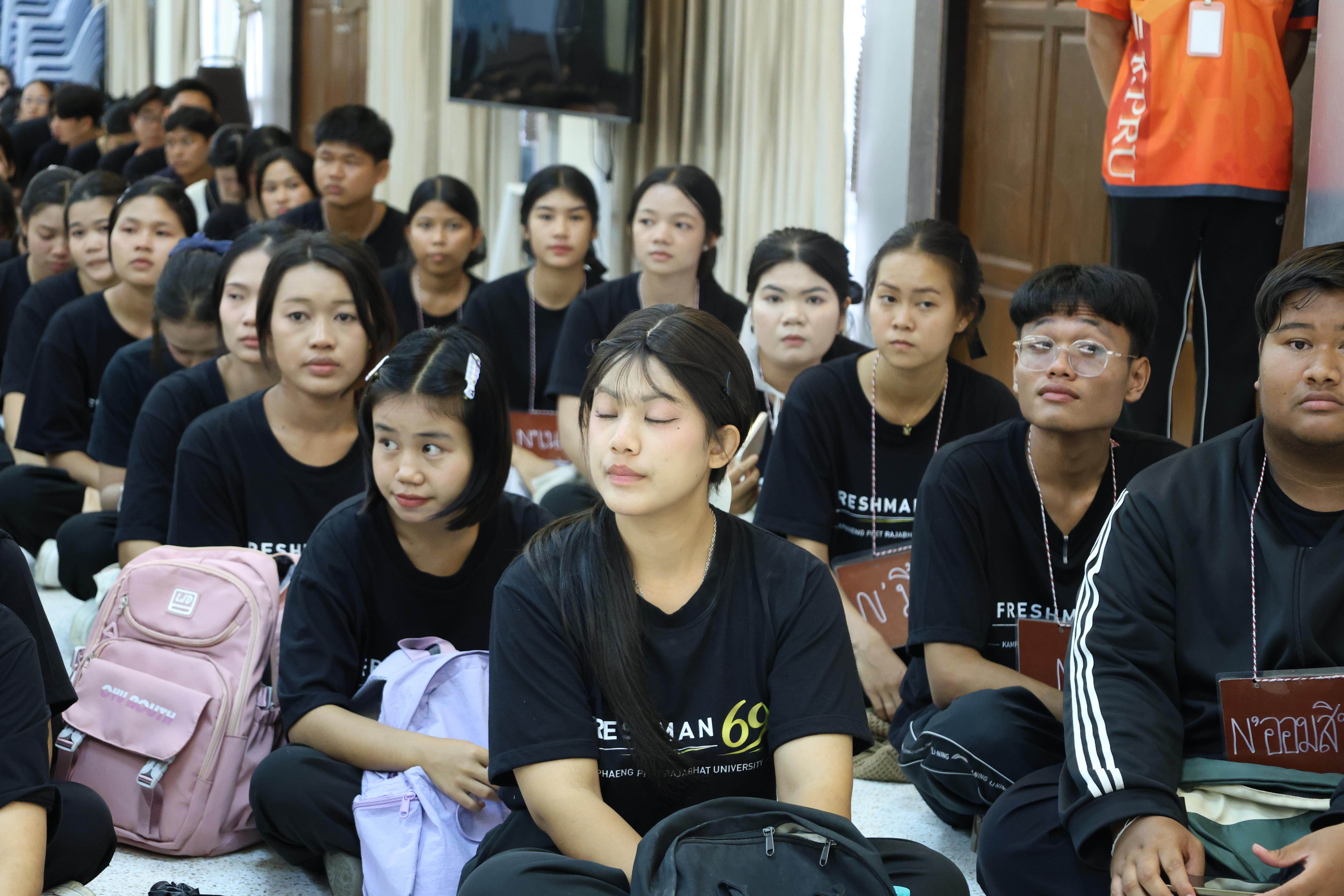12. ฝ่ายฝึกประสบการณ์วิชาชีพครู พบนักศึกษาชั้นปีที่1