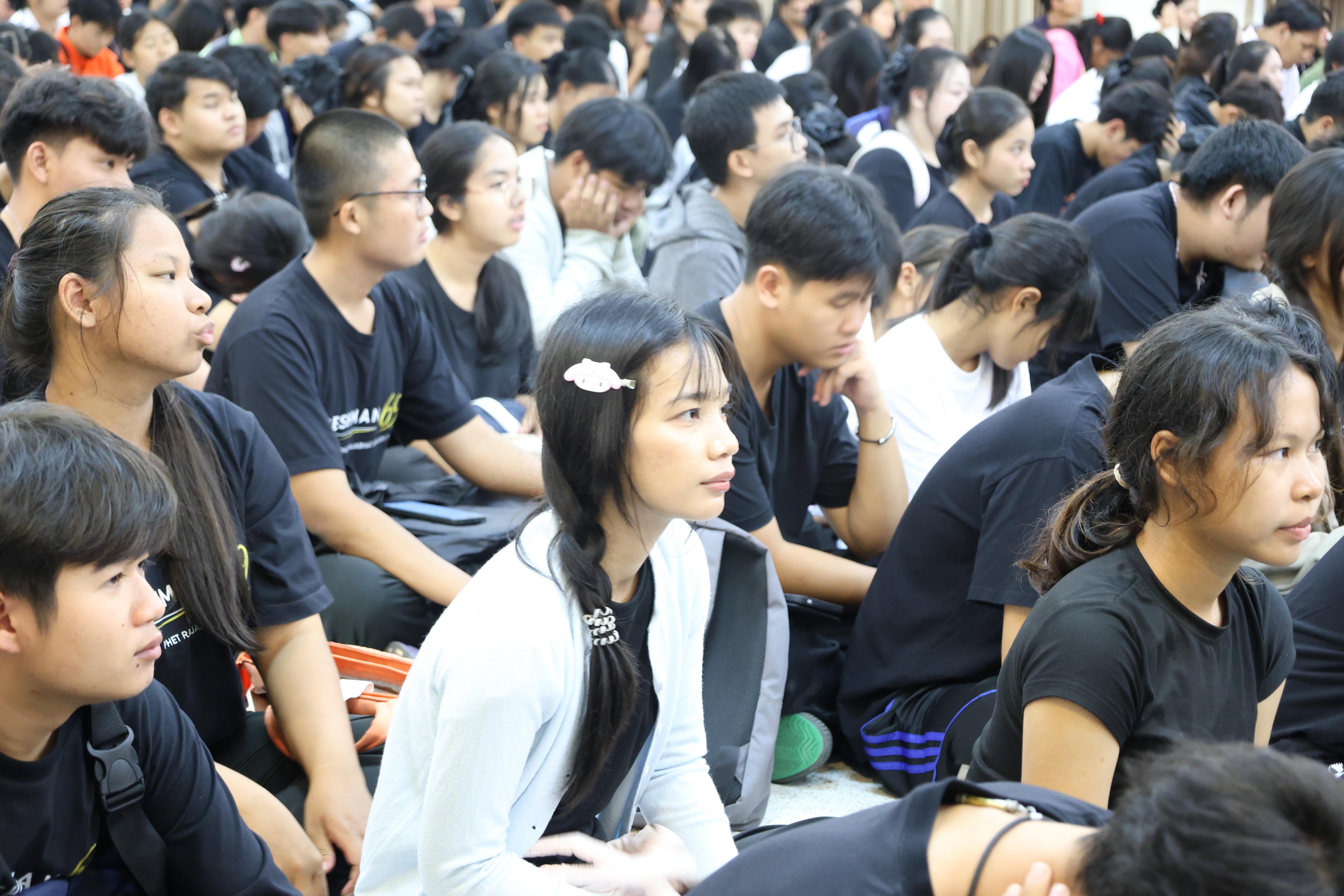 18. ฝ่ายฝึกประสบการณ์วิชาชีพครู พบนักศึกษาชั้นปีที่1