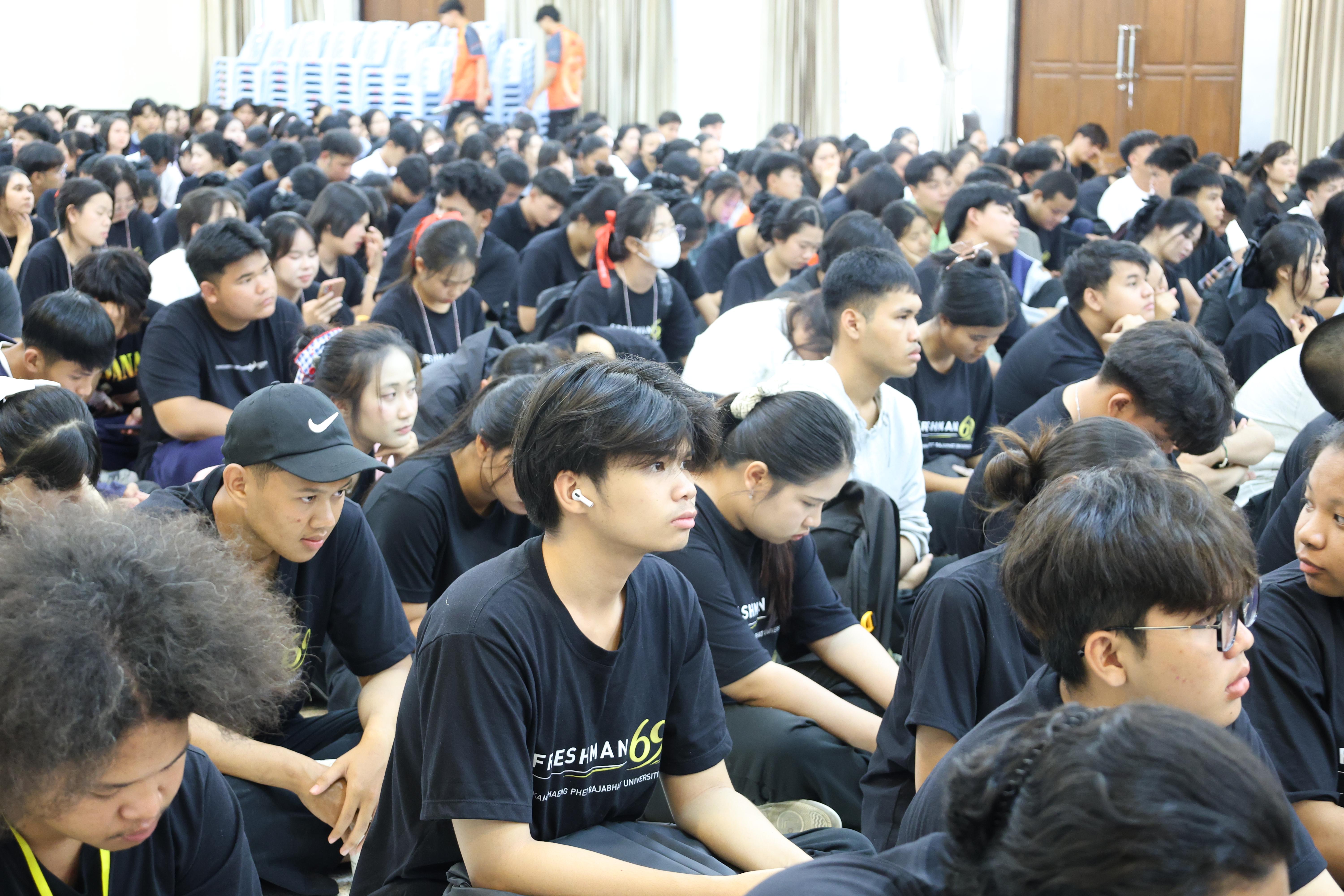 20. ฝ่ายฝึกประสบการณ์วิชาชีพครู พบนักศึกษาชั้นปีที่1