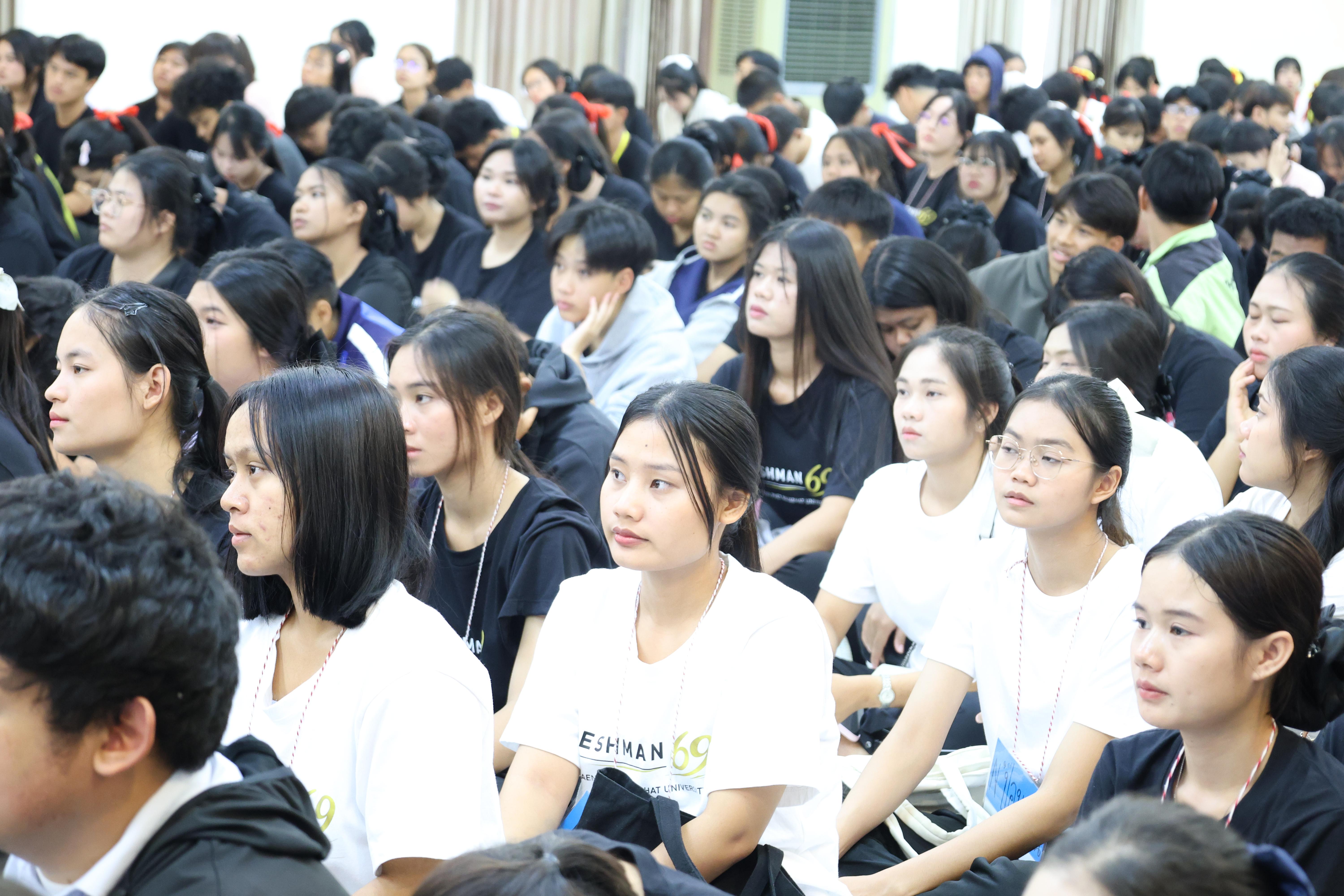 28. ฝ่ายฝึกประสบการณ์วิชาชีพครู พบนักศึกษาชั้นปีที่1