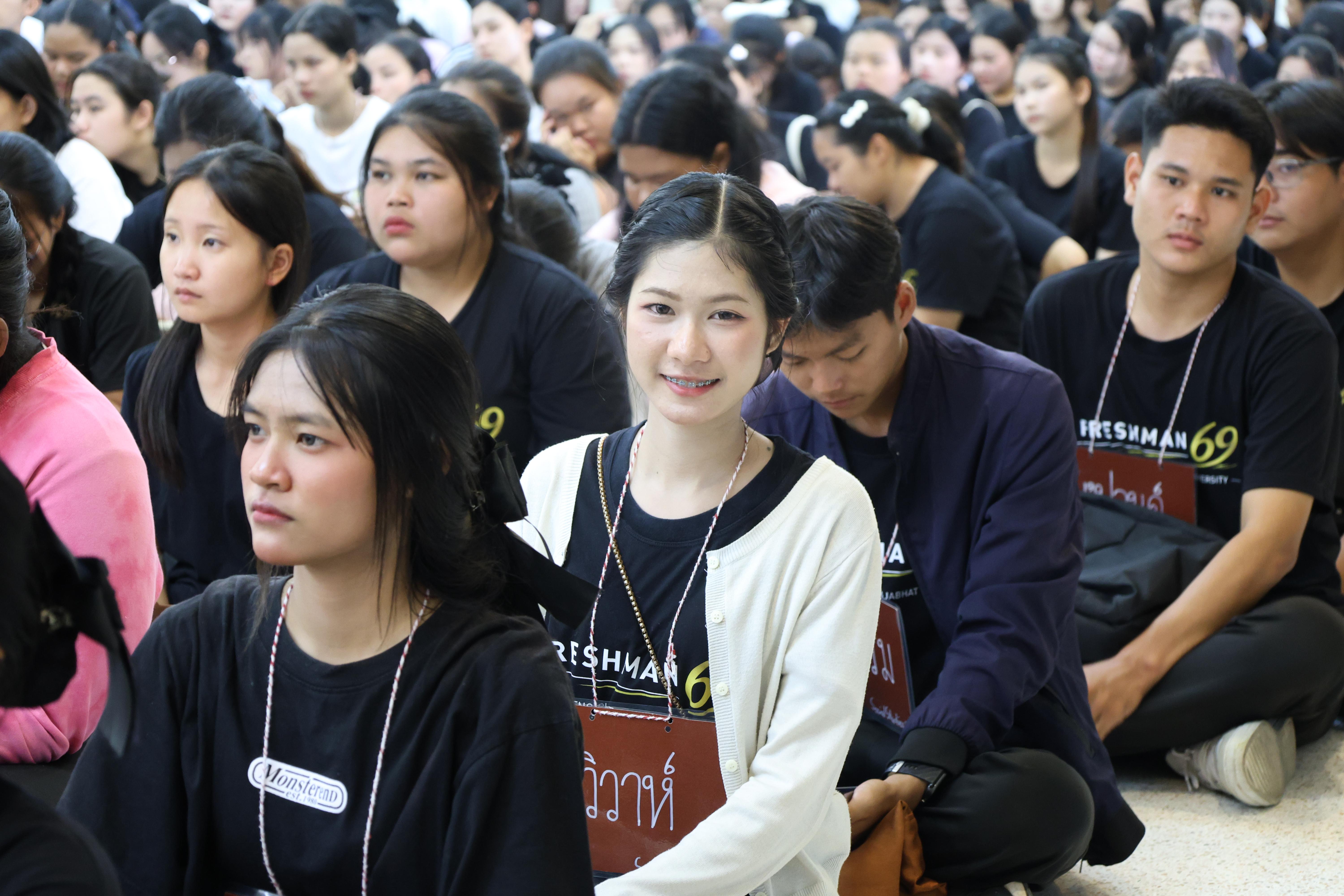 34. ฝ่ายฝึกประสบการณ์วิชาชีพครู พบนักศึกษาชั้นปีที่1