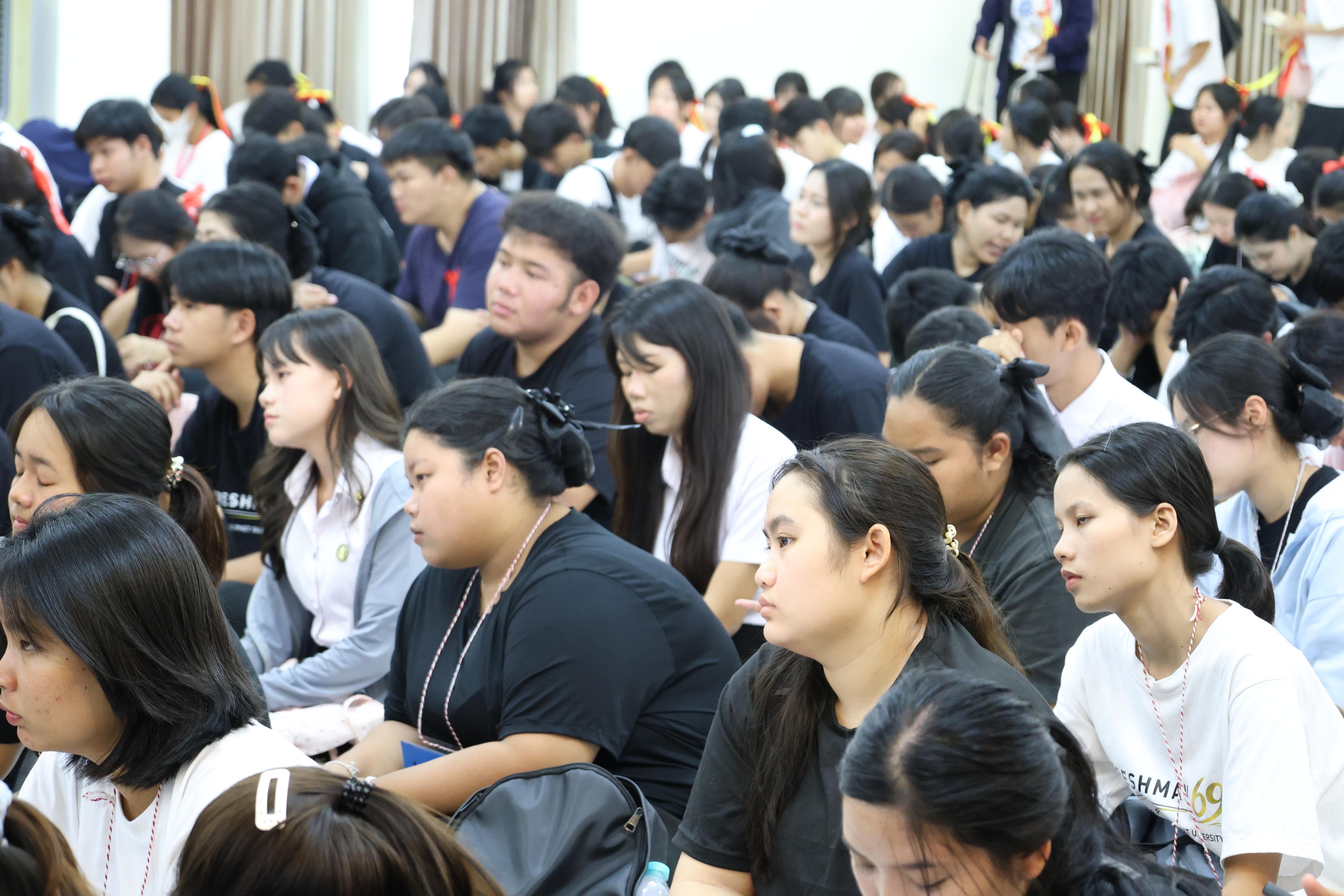 37. ฝ่ายฝึกประสบการณ์วิชาชีพครู พบนักศึกษาชั้นปีที่1