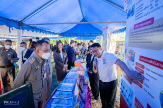 2. รองคณบดีฝ่ายบริหารและบริการวิชาการรายงานผลการดำเนินงานโครงการยกระดับการจัดการเรียนรู้โรงเรียนเครือข่ายขนาดเล็ก ปีการศึกษา 2565 ต่อพลเอกดาว์พงษ์ รัตนสุวรรณ องคมนตรี