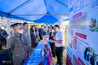 3. รองคณบดีฝ่ายบริหารและบริการวิชาการรายงานผลการดำเนินงานโครงการยกระดับการจัดการเรียนรู้โรงเรียนเครือข่ายขนาดเล็ก ปีการศึกษา 2565 ต่อพลเอกดาว์พงษ์ รัตนสุวรรณ องคมนตรี