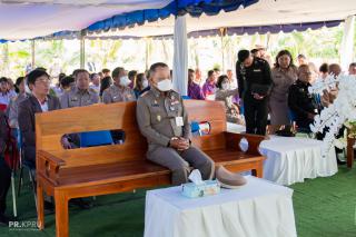 9. รองคณบดีฝ่ายบริหารและบริการวิชาการรายงานผลการดำเนินงานโครงการยกระดับการจัดการเรียนรู้โรงเรียนเครือข่ายขนาดเล็ก ปีการศึกษา 2565 ต่อพลเอกดาว์พงษ์ รัตนสุวรรณ องคมนตรี