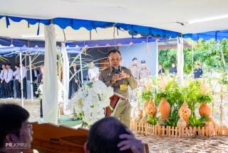10. รองคณบดีฝ่ายบริหารและบริการวิชาการรายงานผลการดำเนินงานโครงการยกระดับการจัดการเรียนรู้โรงเรียนเครือข่ายขนาดเล็ก ปีการศึกษา 2565 ต่อพลเอกดาว์พงษ์ รัตนสุวรรณ องคมนตรี