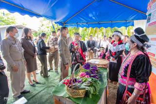 12. รองคณบดีฝ่ายบริหารและบริการวิชาการรายงานผลการดำเนินงานโครงการยกระดับการจัดการเรียนรู้โรงเรียนเครือข่ายขนาดเล็ก ปีการศึกษา 2565 ต่อพลเอกดาว์พงษ์ รัตนสุวรรณ องคมนตรี