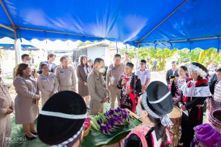 13. รองคณบดีฝ่ายบริหารและบริการวิชาการรายงานผลการดำเนินงานโครงการยกระดับการจัดการเรียนรู้โรงเรียนเครือข่ายขนาดเล็ก ปีการศึกษา 2565 ต่อพลเอกดาว์พงษ์ รัตนสุวรรณ องคมนตรี