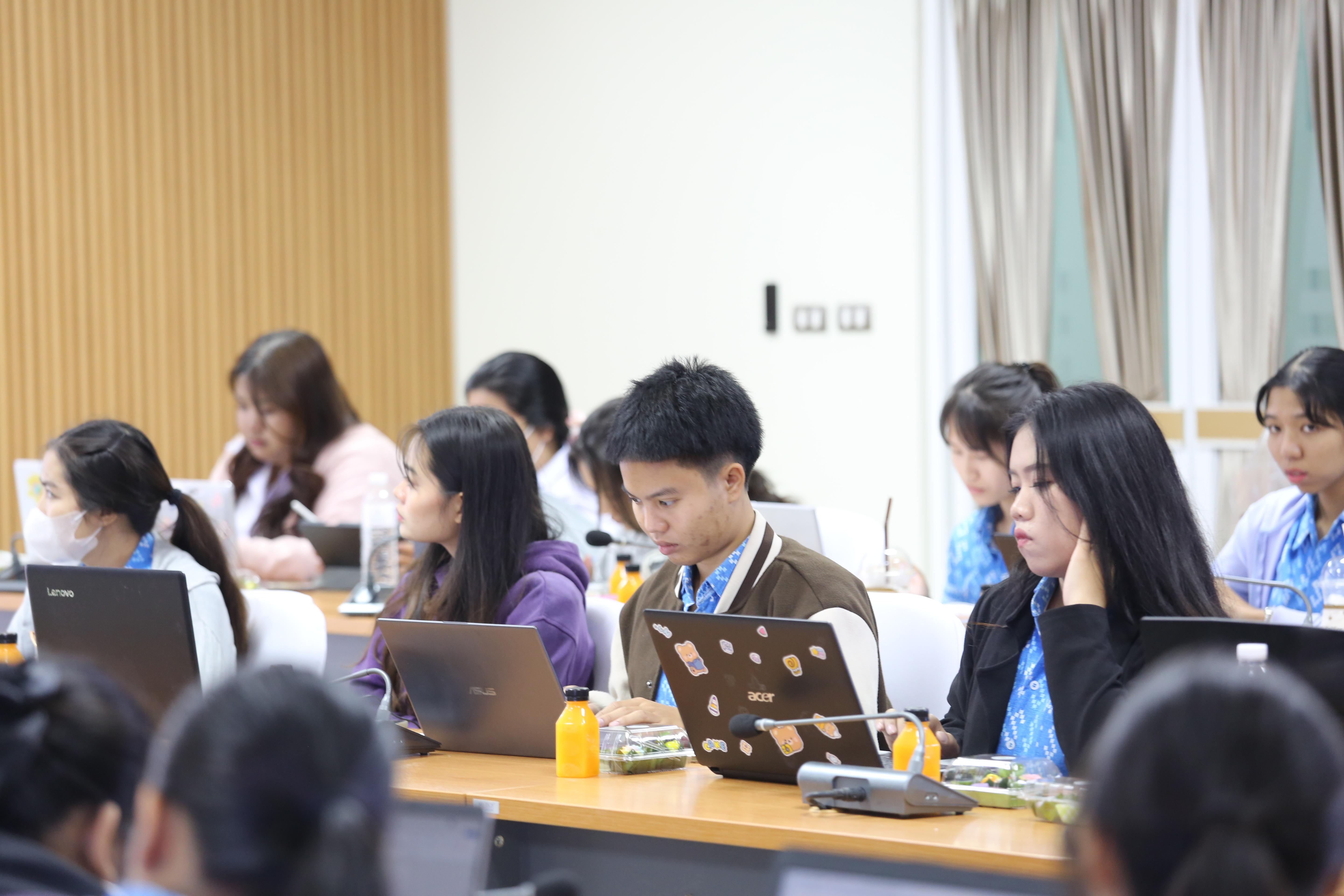 21. กิจกรรมการอบรมเชิงปฏิบัติการการเขียนบทความวิจัยของนักศึกษาเพื่อเผยเพชรในงานประชุมวิชาการะดับชาติ ในวันอังคาร ที่ 24 ธันวาคม พ.ศ. 2567 ณ ห้องประชุมใหญ่ ชั้น 2 คณะครุศาสตร์ มหาวิทยาลัยราชภัฏกำแพงเพชร