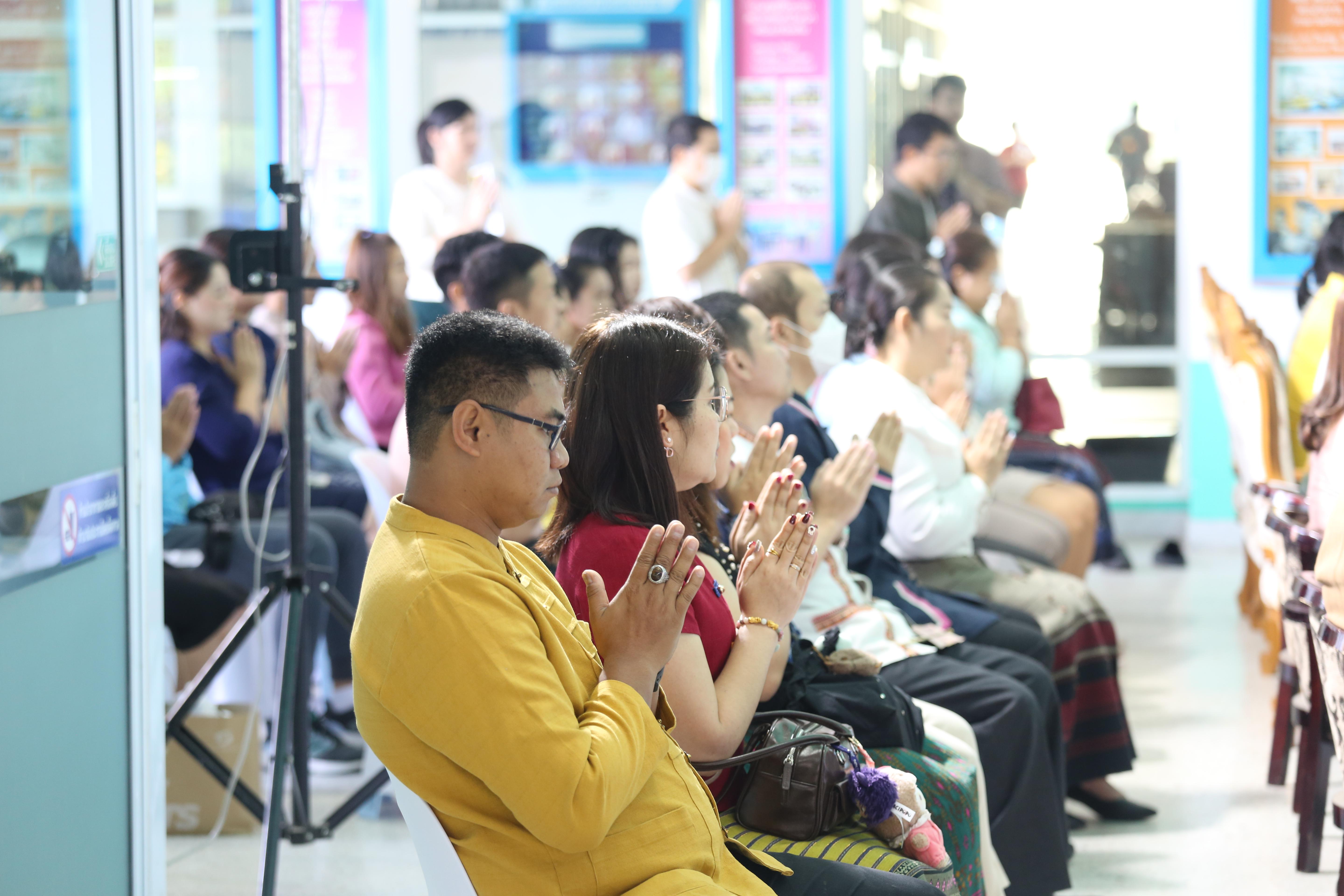 123. คณะครุศาสตร์จัดกิจกรรมทำบุญปีใหม่ ตักบาตรข้าวสารอาหารแห้ง วันที่ 24 ธันวาคม 2567 โดยมี รศ.ดร.บัณฑิต ฉัตรวิโรจน์ คณบดีคณะครุศาสตร์ เป็นประธานจุดธูปเทียนบูชาพระรัตนตรัย ณ อาคารนวัตกรรม ชั้น 2 คณะครุศาสตร์ มหาวิทยาลัยราชภัฏกำแพงเพชร
