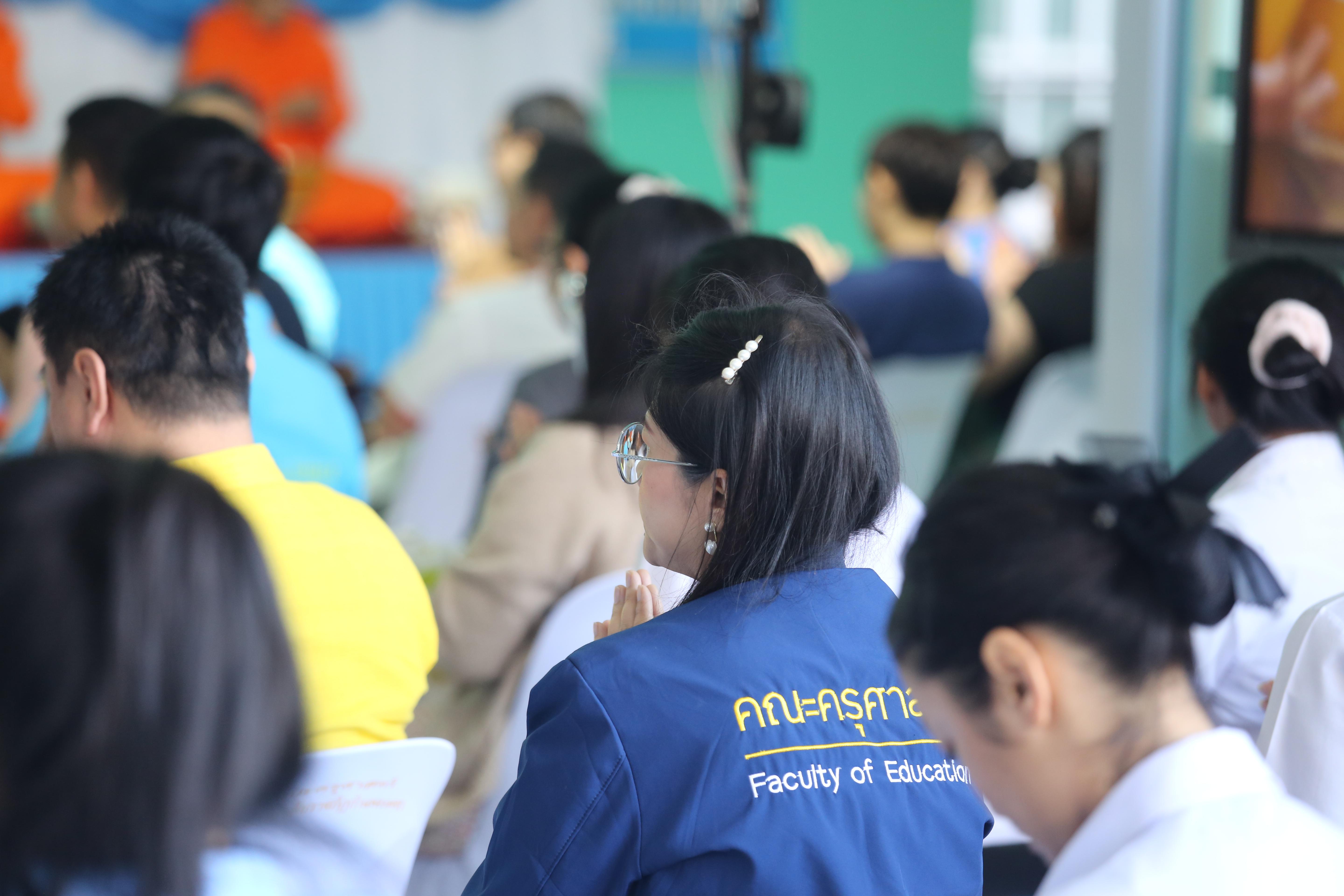 148. คณะครุศาสตร์จัดกิจกรรมทำบุญปีใหม่ ตักบาตรข้าวสารอาหารแห้ง วันที่ 24 ธันวาคม 2567 โดยมี รศ.ดร.บัณฑิต ฉัตรวิโรจน์ คณบดีคณะครุศาสตร์ เป็นประธานจุดธูปเทียนบูชาพระรัตนตรัย ณ อาคารนวัตกรรม ชั้น 2 คณะครุศาสตร์ มหาวิทยาลัยราชภัฏกำแพงเพชร