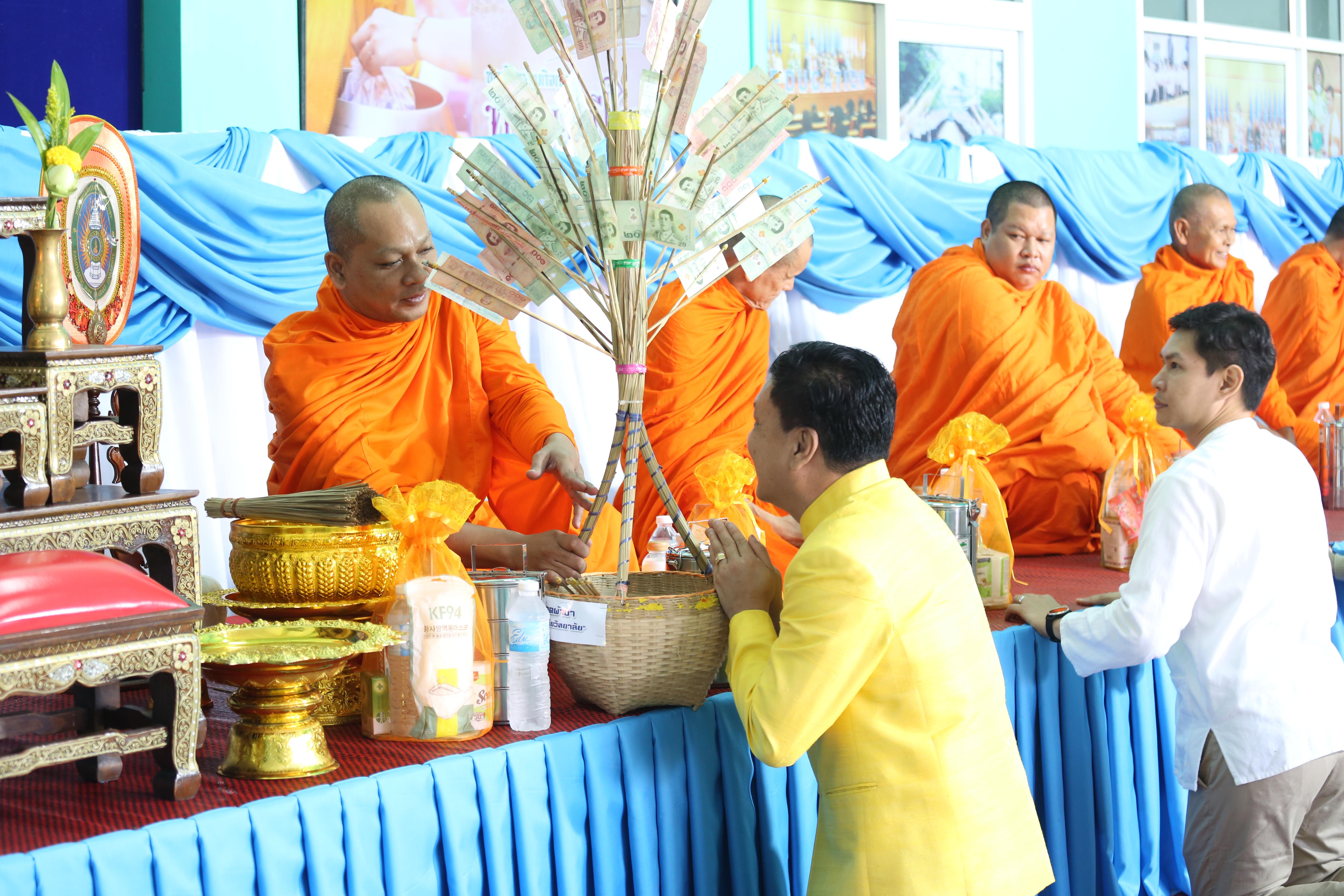 158. คณะครุศาสตร์จัดกิจกรรมทำบุญปีใหม่ ตักบาตรข้าวสารอาหารแห้ง วันที่ 24 ธันวาคม 2567 โดยมี รศ.ดร.บัณฑิต ฉัตรวิโรจน์ คณบดีคณะครุศาสตร์ เป็นประธานจุดธูปเทียนบูชาพระรัตนตรัย ณ อาคารนวัตกรรม ชั้น 2 คณะครุศาสตร์ มหาวิทยาลัยราชภัฏกำแพงเพชร